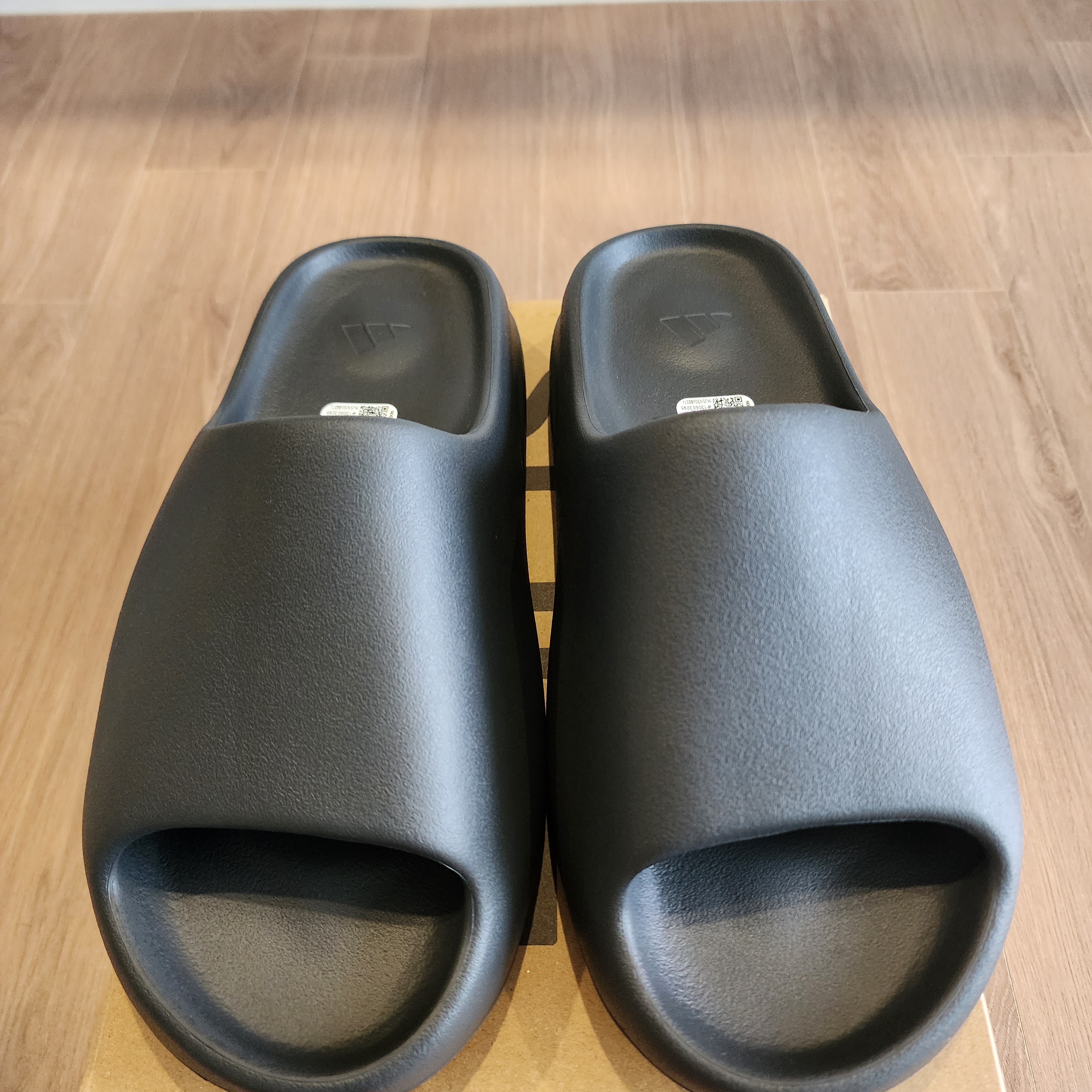 Adidas Yeezy Slide Onyx 착용 스타일 - 1