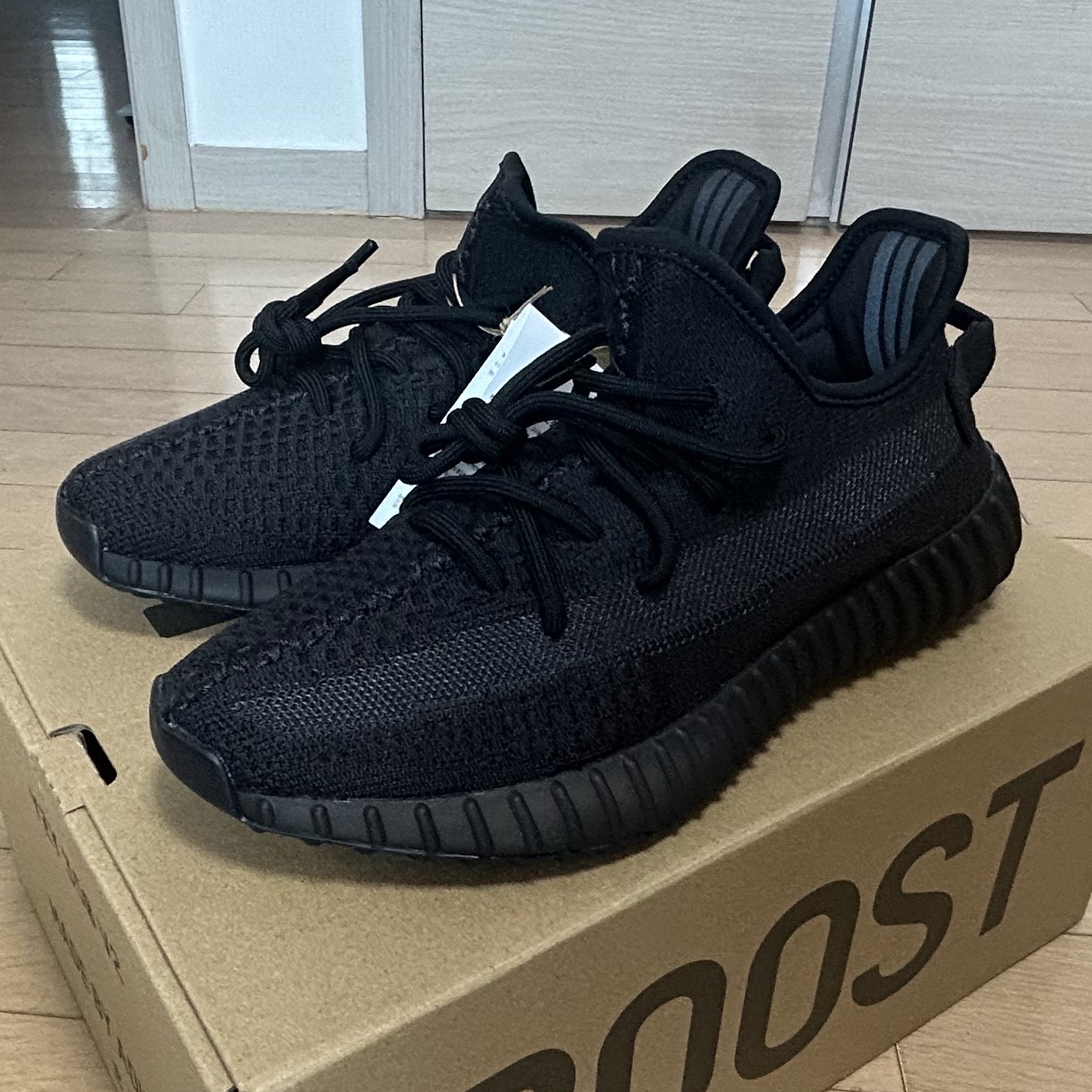 Adidas Yeezy Boost 350 V2 Onyx 착용 스타일