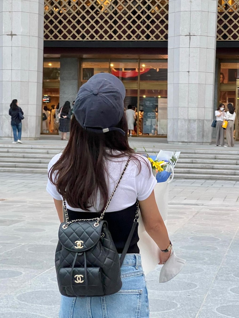 Chanel Small Backpack Calfskin & Gold Black 착용 스타일
