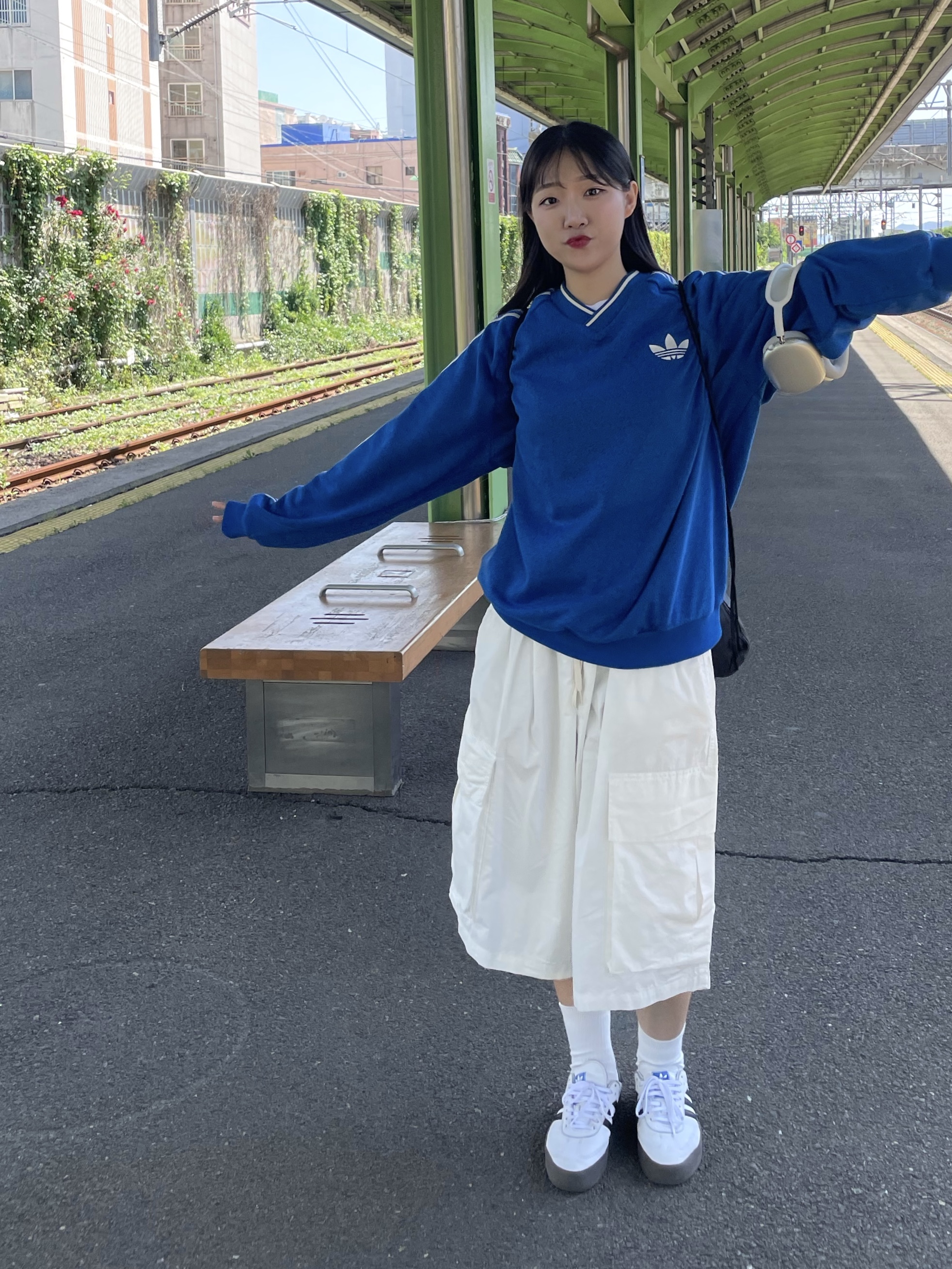 Apple AirPods Max Lightning Silver (Korean Ver.), (W) Adidas Sambarose White Black Gum 착용 스타일 - 3
