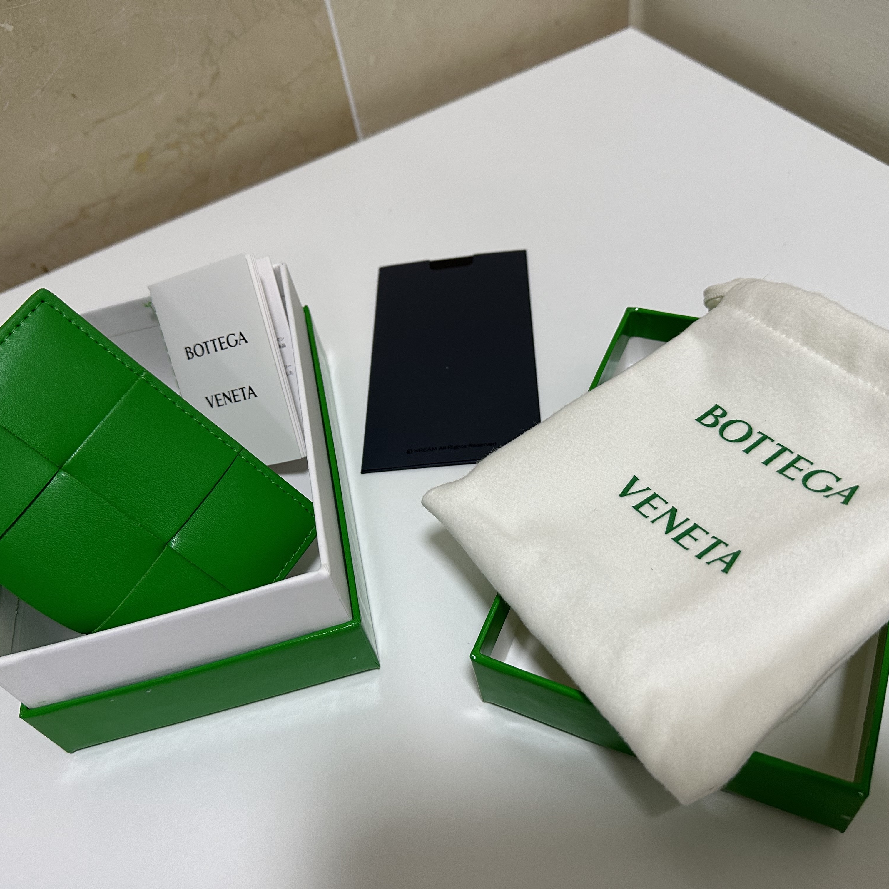 Bottega Veneta Flap Card Case Parakeet 착용 스타일