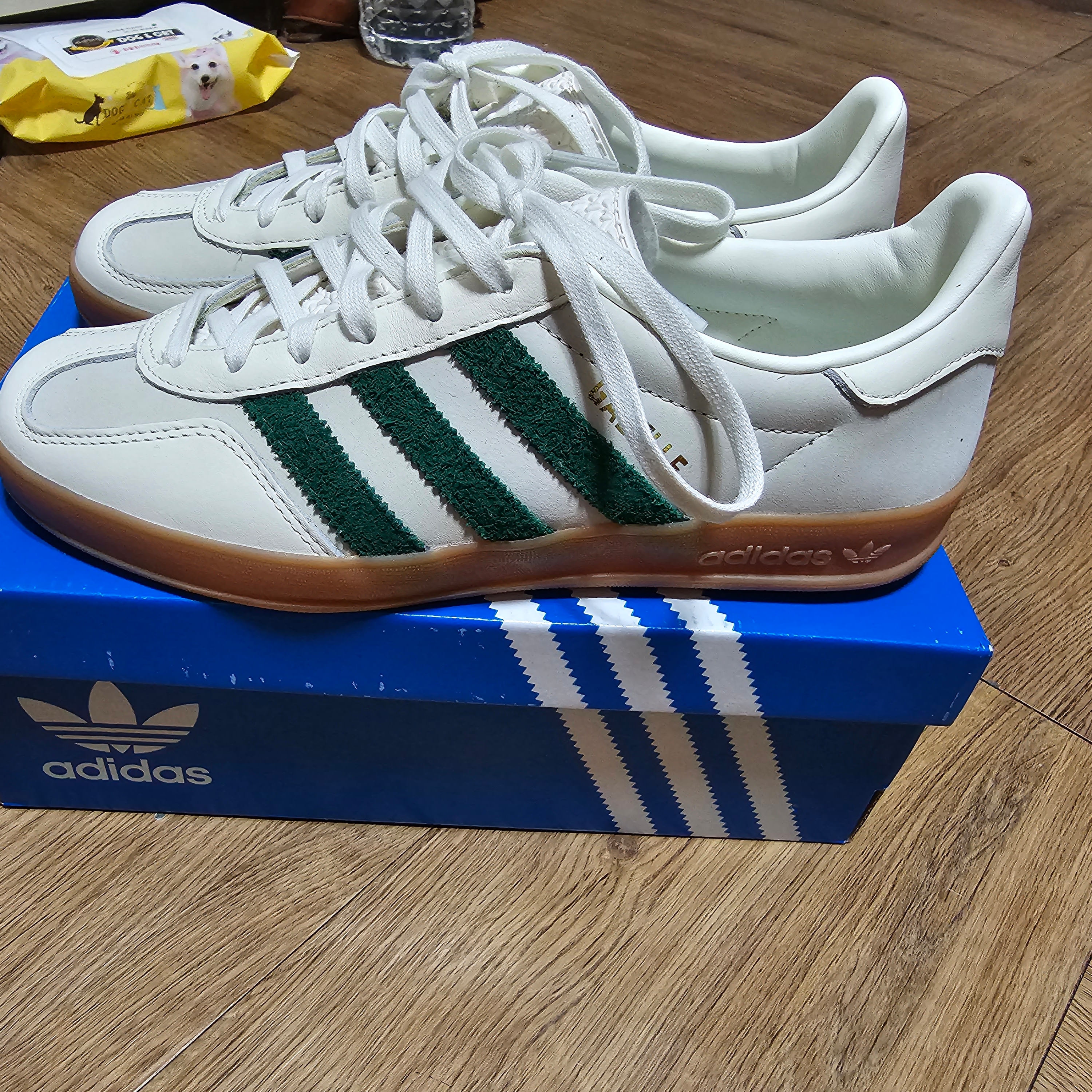 Adidas x Emmi Gazelle Indoor Off White Dark Green 착용 스타일