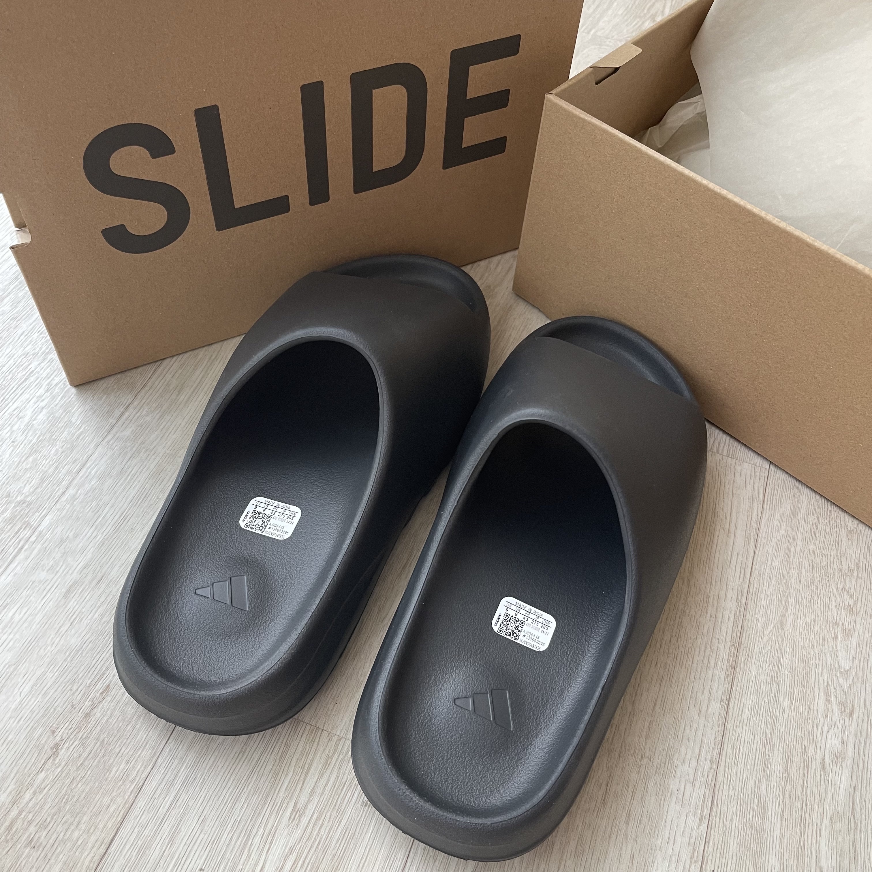 Adidas Yeezy Slide Onyx 착용 스타일