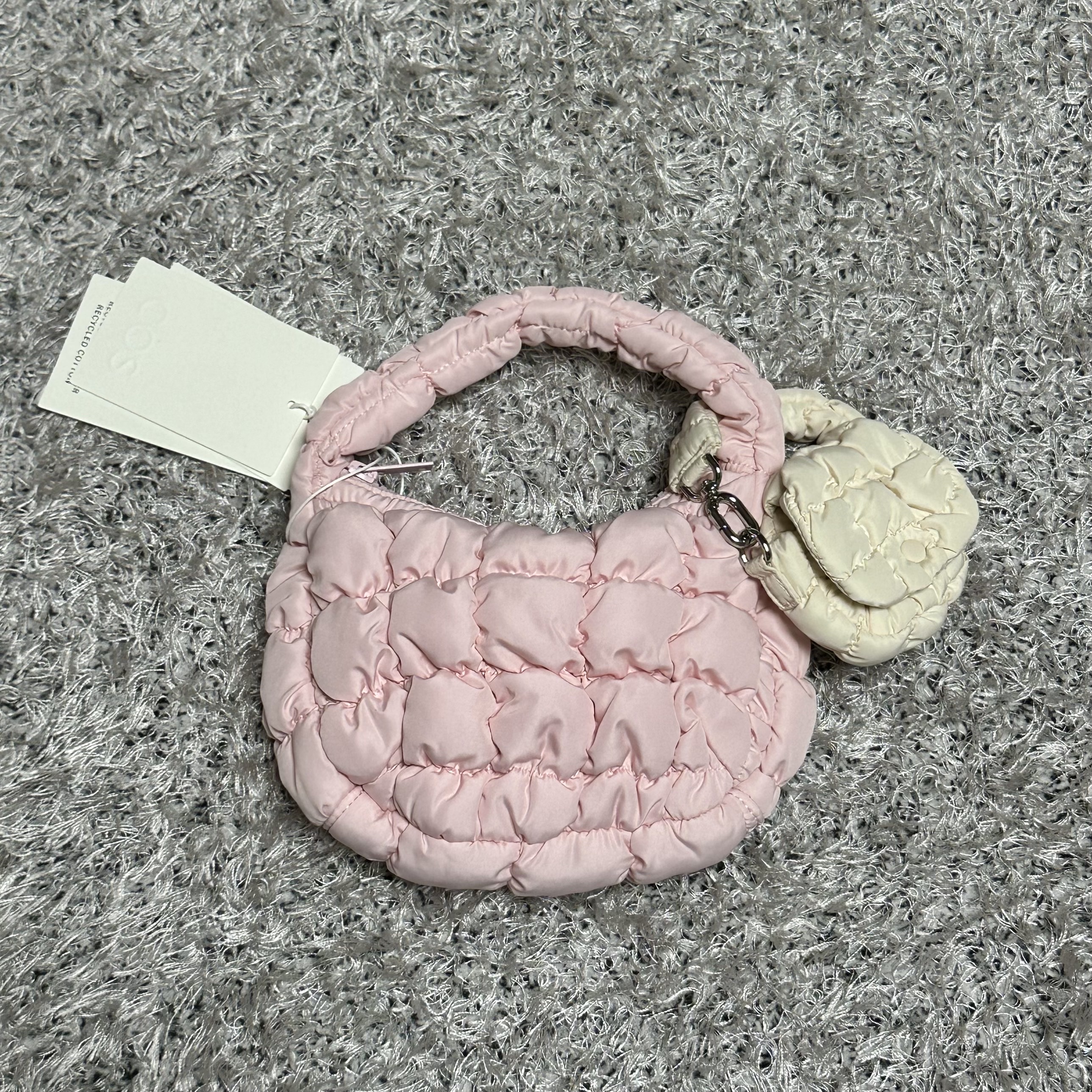 COS Quilted Micro Bag Pink, COS Quilted Nano Bag Beige 착용 스타일