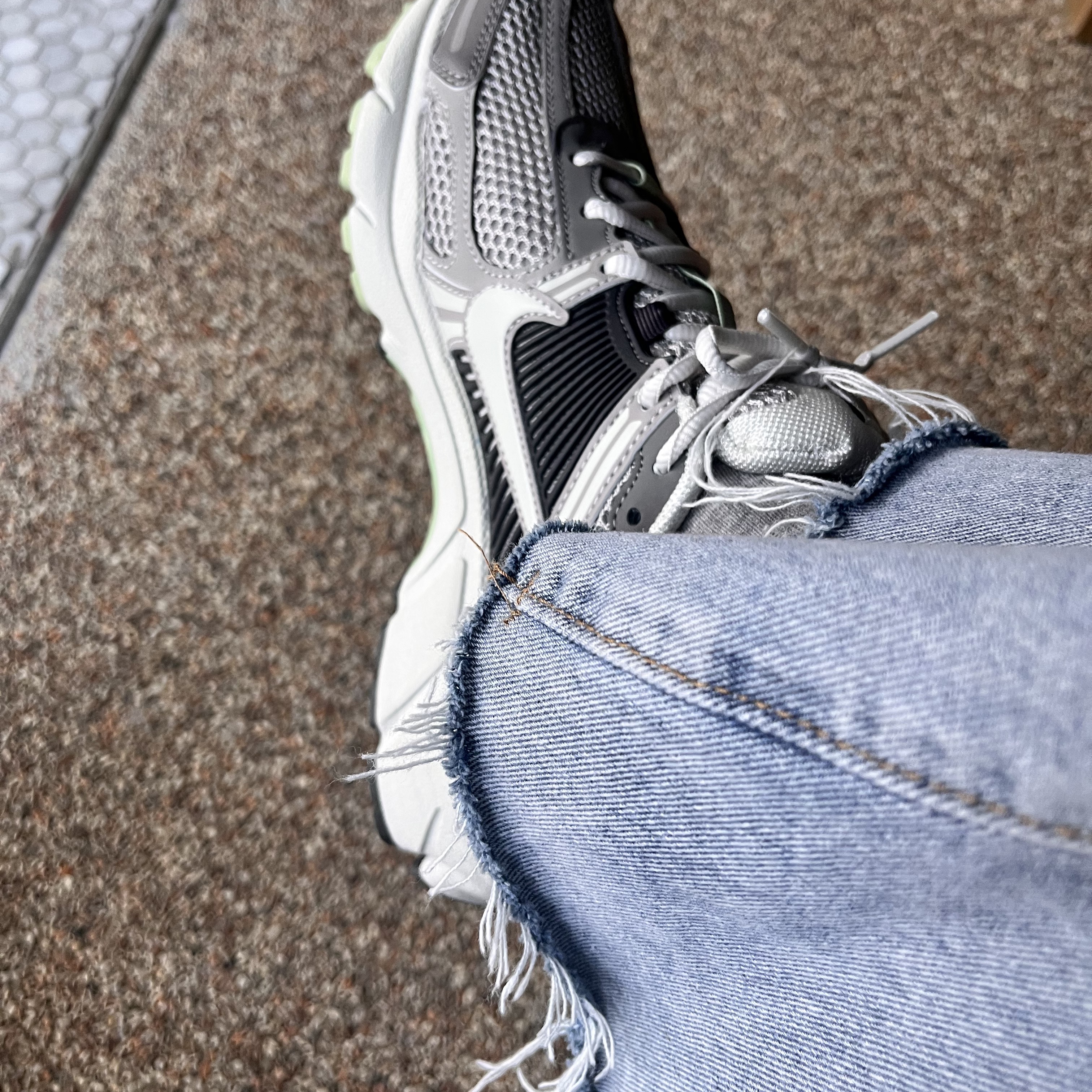 (W) Nike Zoom Vomero 5 Cobblestone and Flat Pewter 착용 스타일