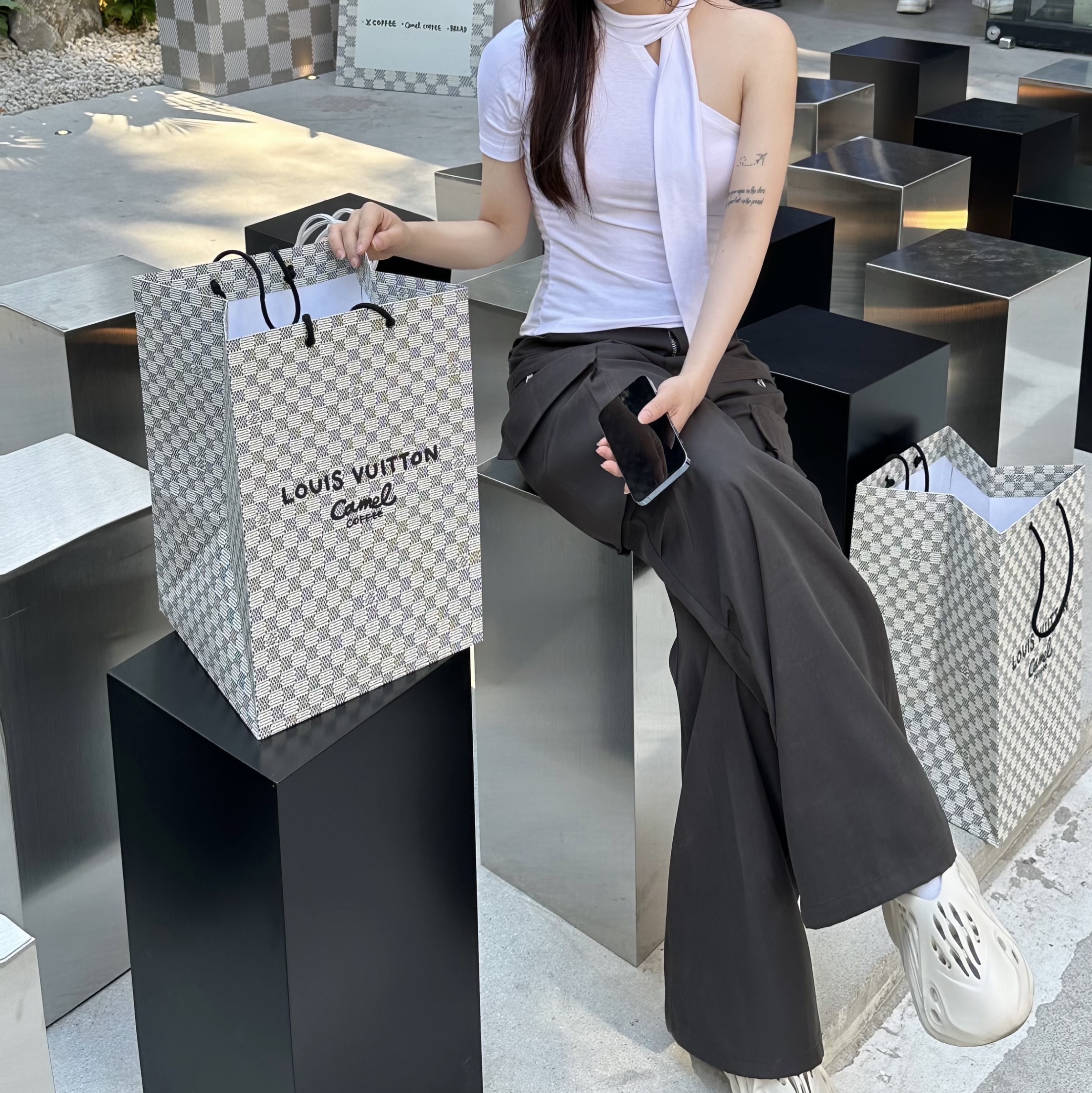 Adidas Yeezy Foam RNNR Sand 착용 스타일 - 2