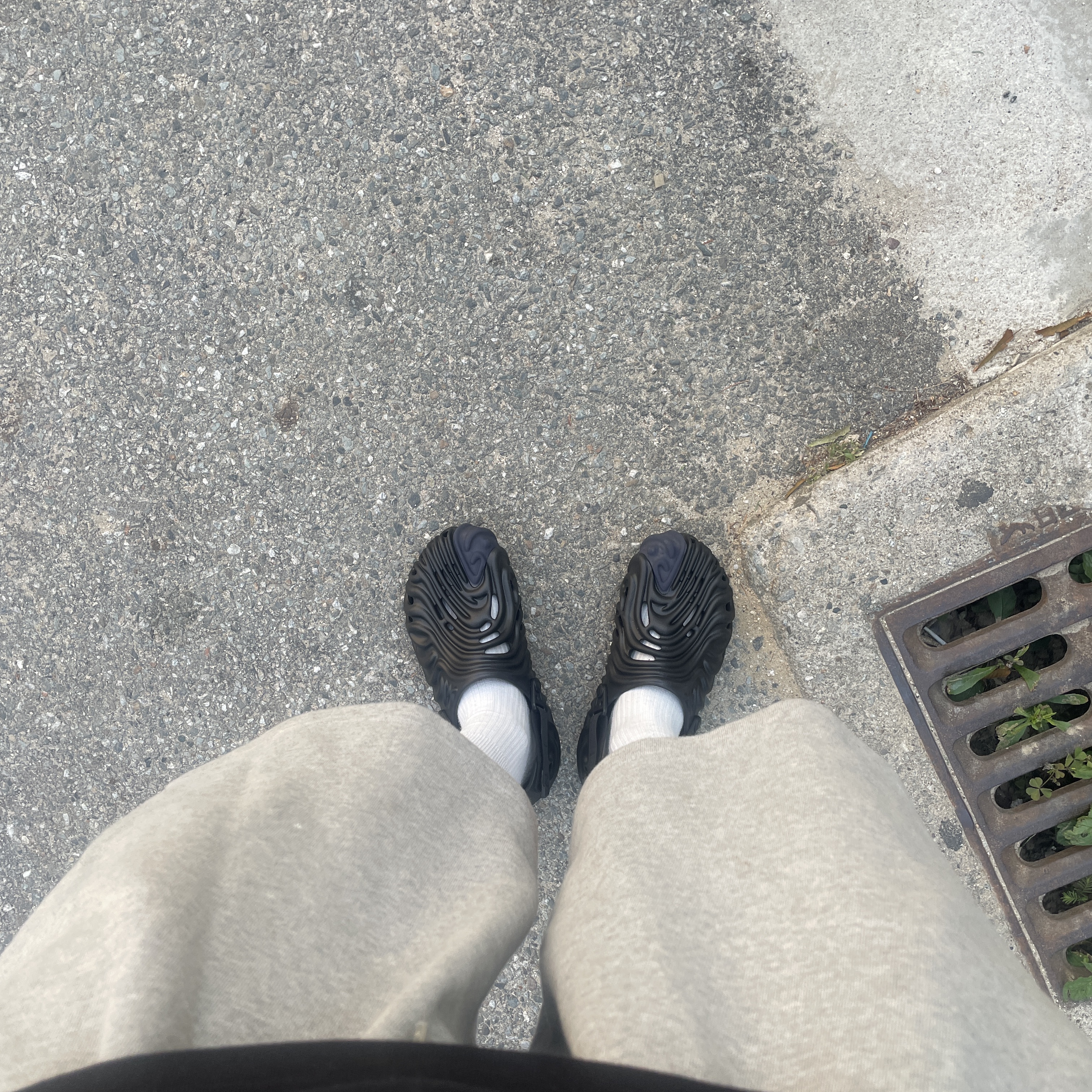 Crocs x Salehe Bembury Pollex Clog Sasquatch 착용 스타일