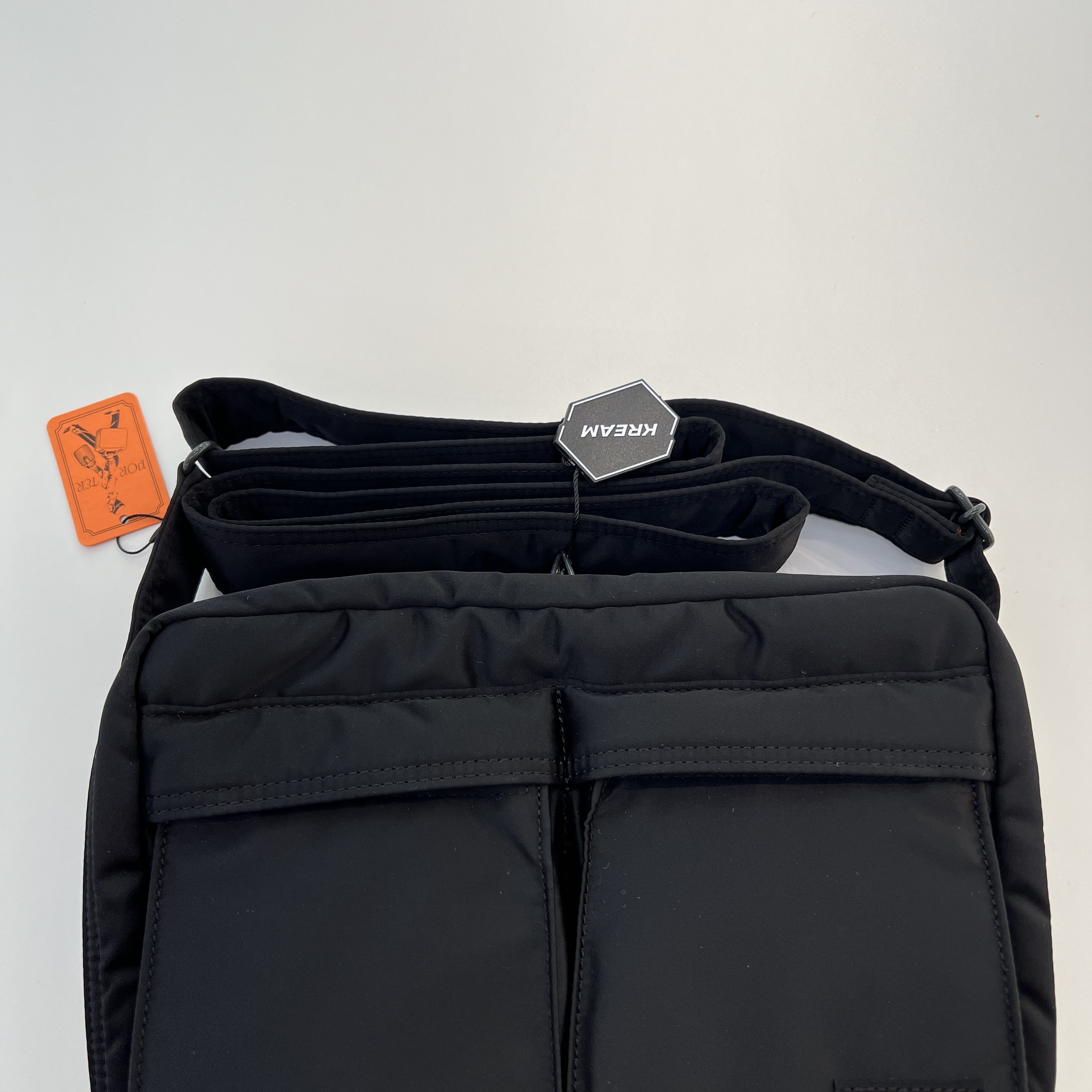 Porter Tanker Shoulder Bag S Black 착용 스타일 - 1