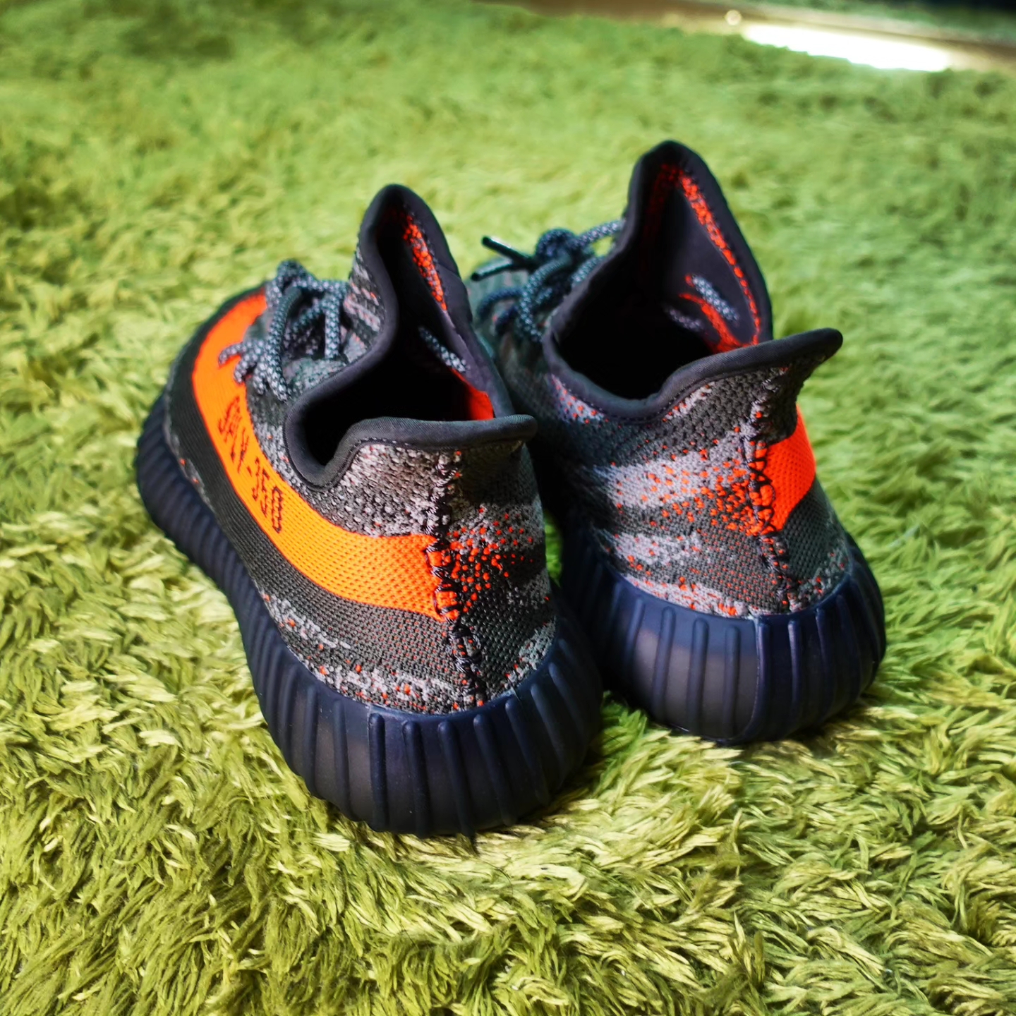 Adidas Yeezy Boost 350 V2 Carbon Beluga 착용 스타일 - 4