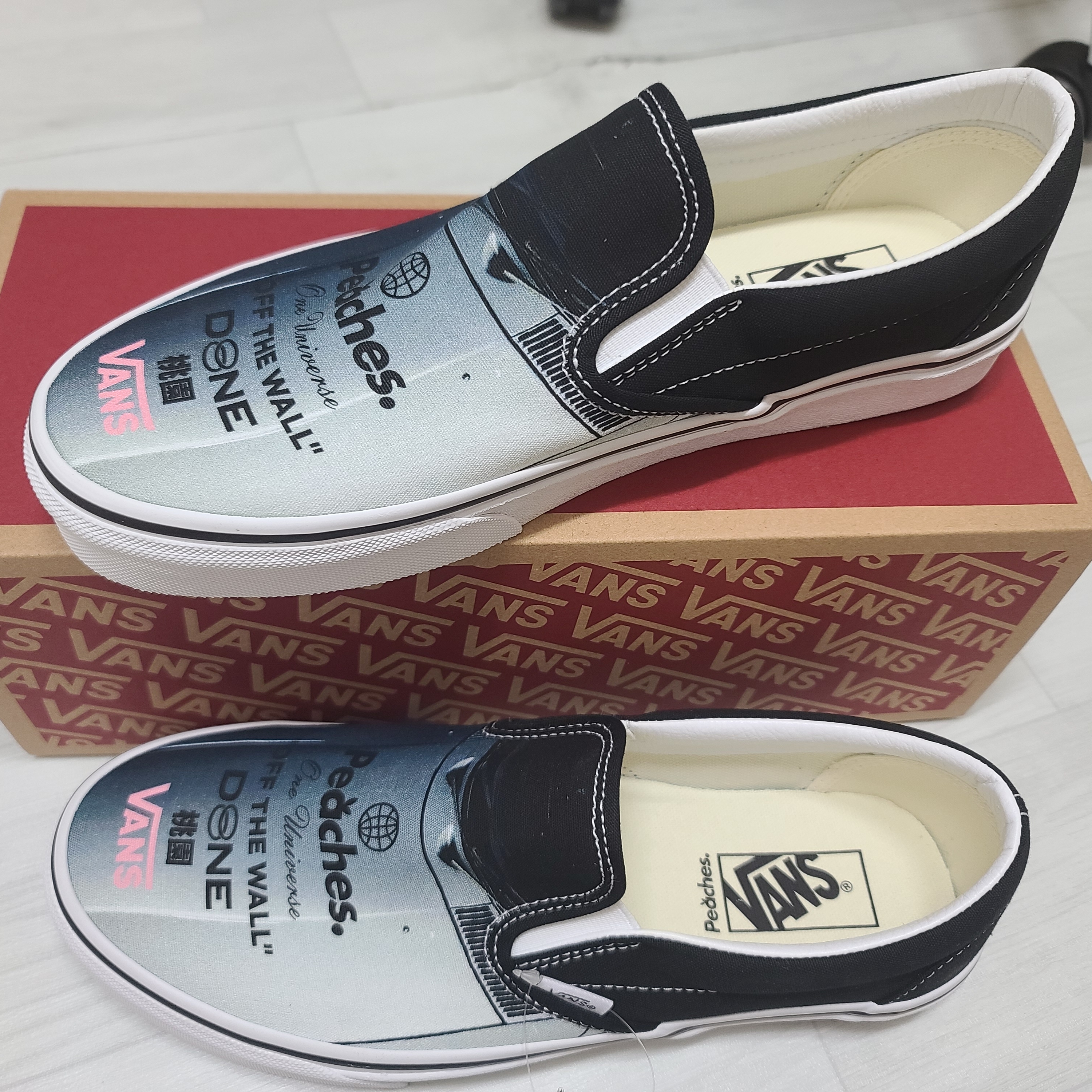 Vans x Peaches. Classic Slip-On Black True White 착용 스타일