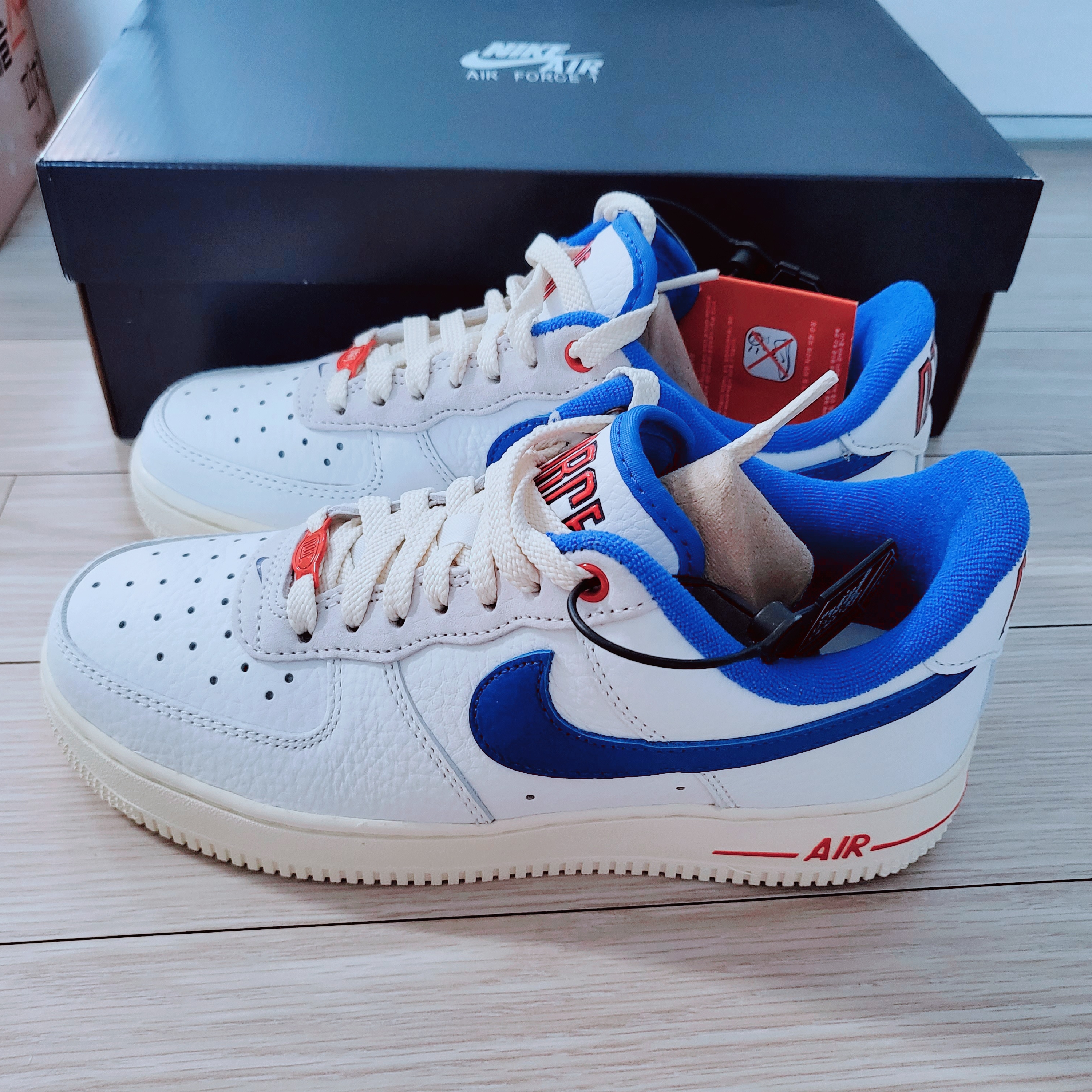 (W) Nike Air Force 1 '07 LX University Blue and Summit White 착용 스타일