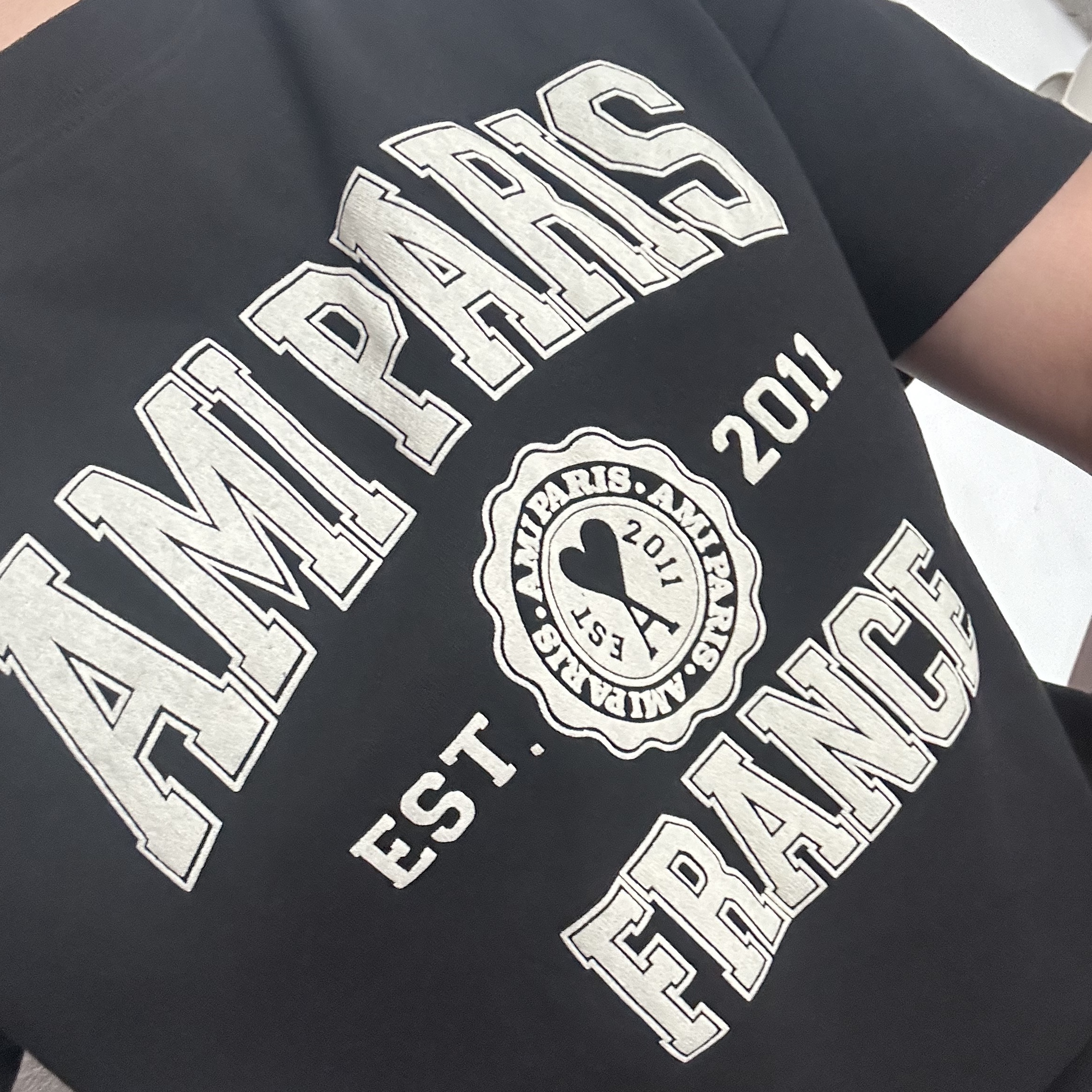 AMI Paris France T-Shirt Black 착용 스타일