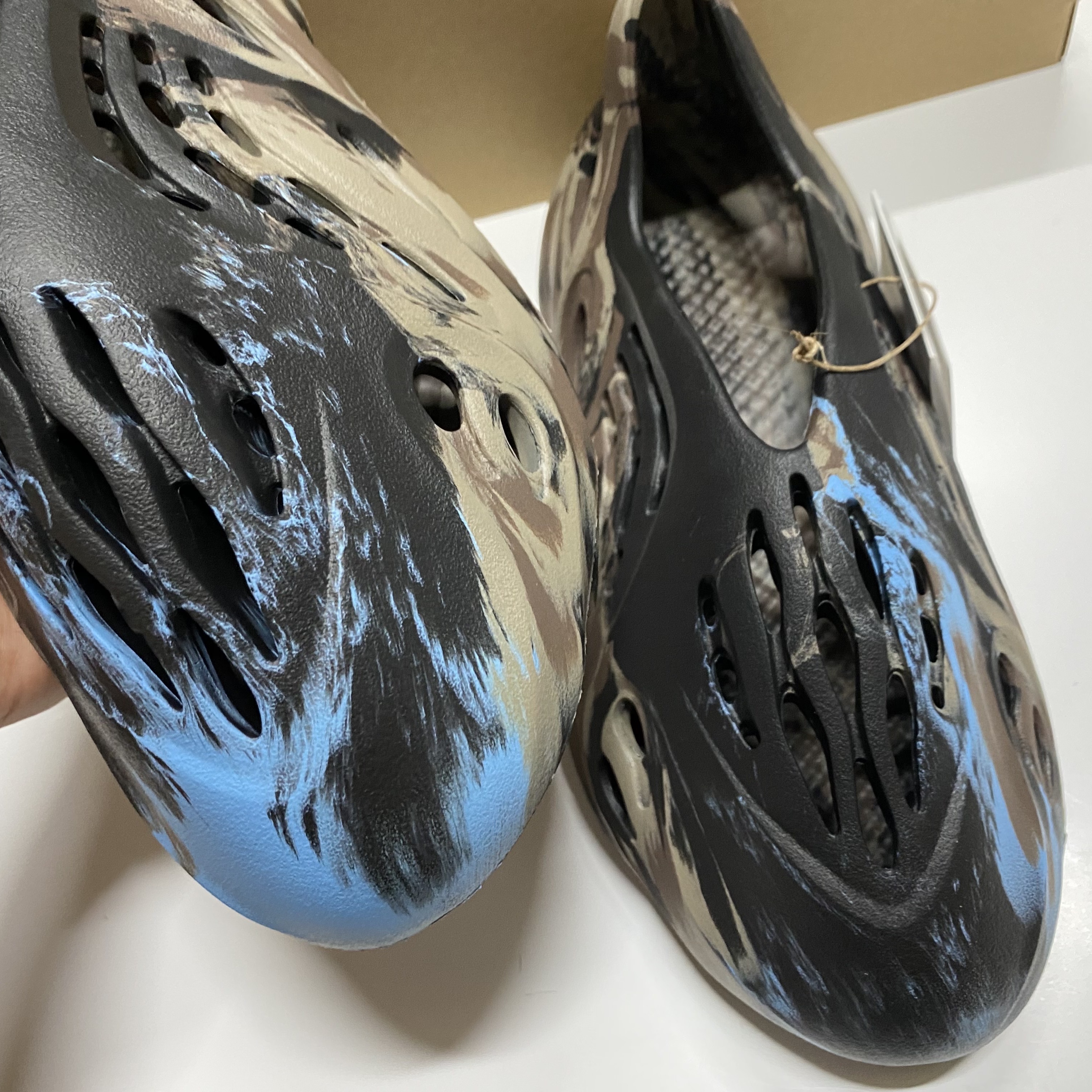 Adidas Yeezy Foam RNNR MX Cinder 착용 스타일 - 4
