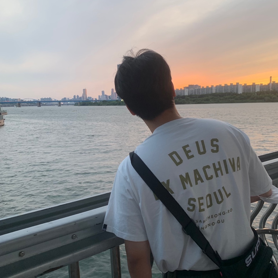 Deus Ex Machina Samcheong College T-Shirt White, Supreme Field Messenger Bag Black - 23SS 착용 스타일
