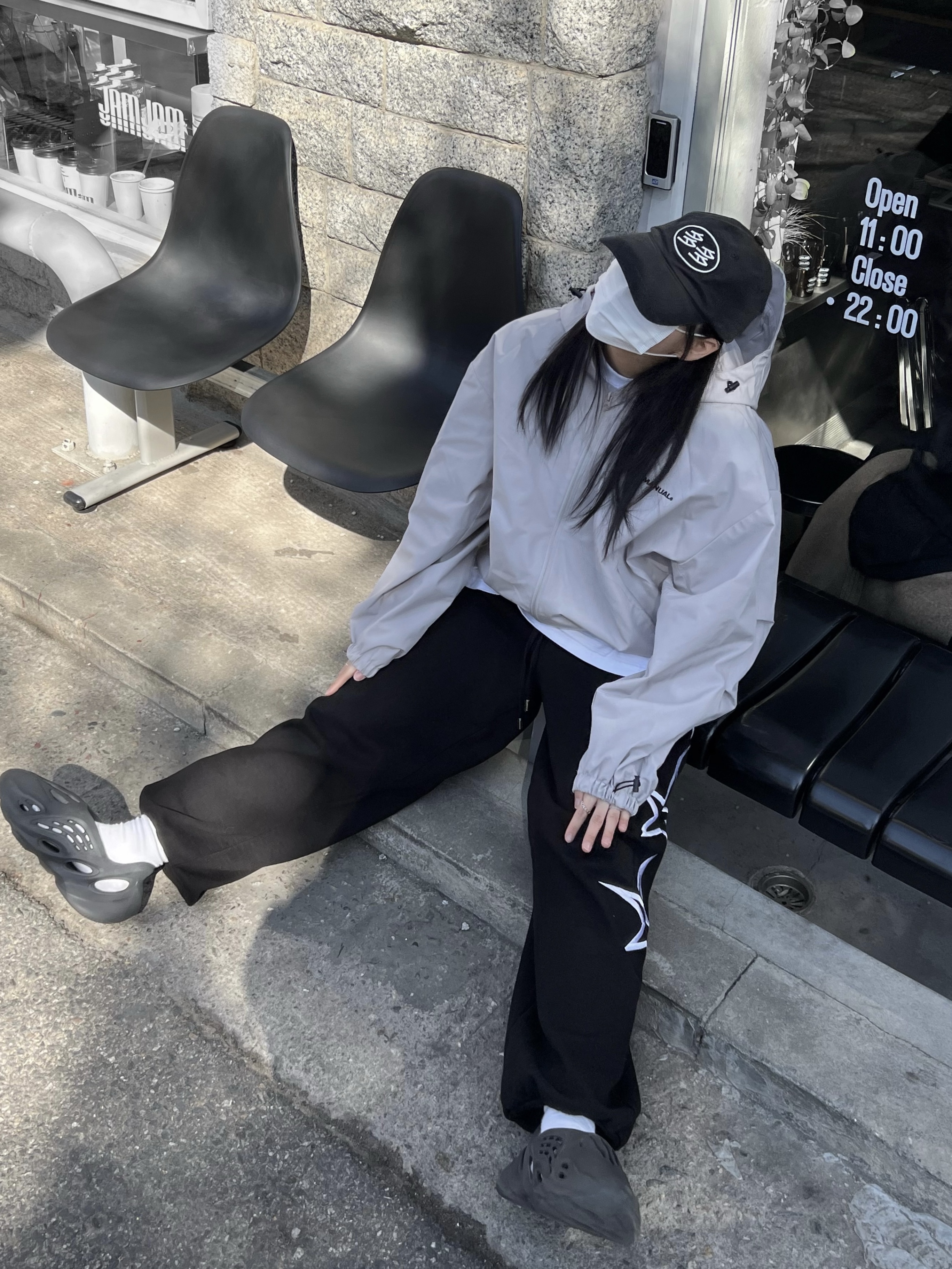 아디다스 이지 폼 러너 오닉스, 다다 로고 캡 블랙 화이트 착용 스타일 - 2