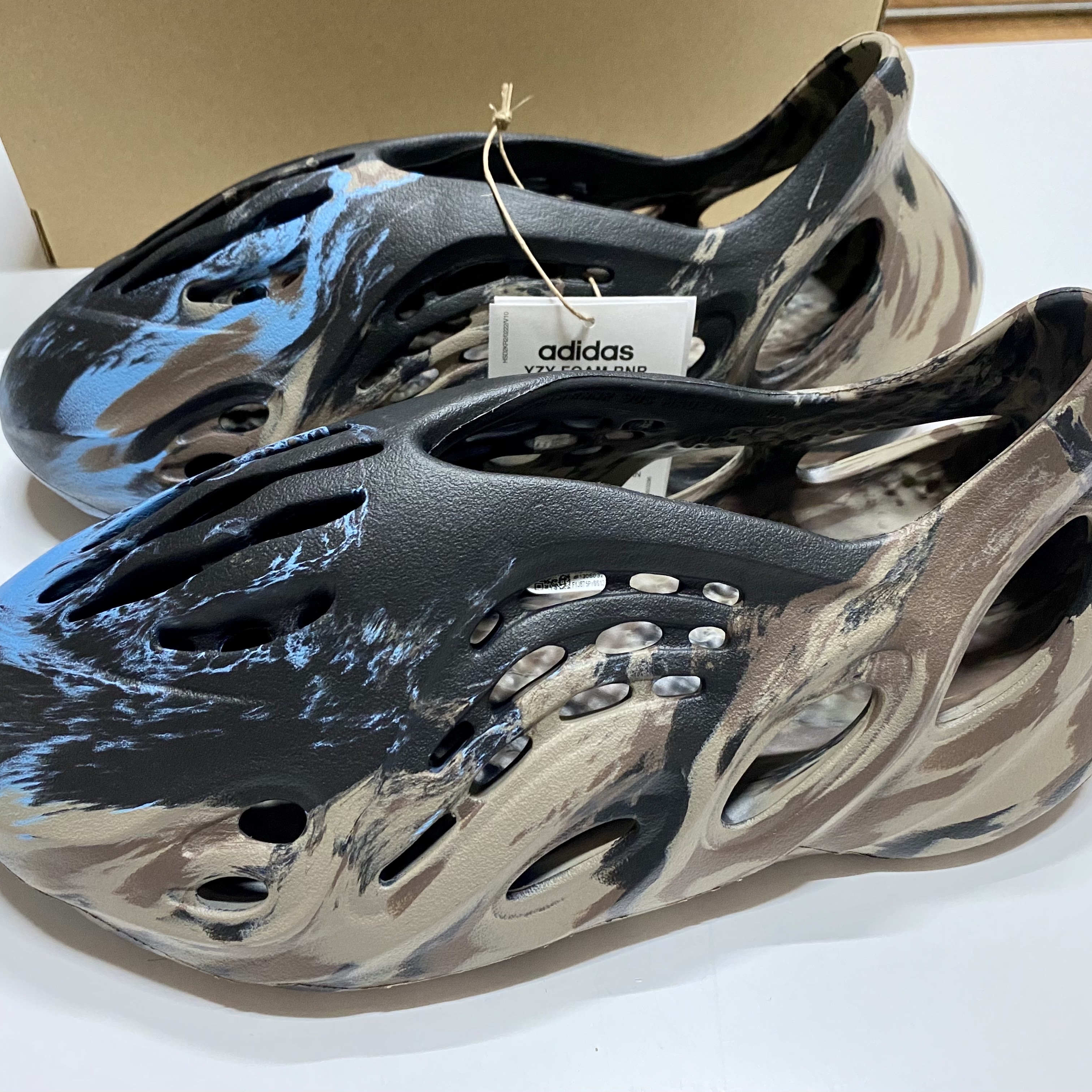 Adidas Yeezy Foam RNNR MX Cinder 착용 스타일 - 3