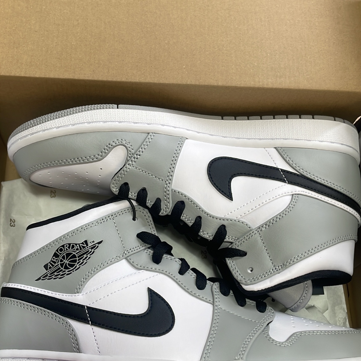 Jordan 1 Mid Light Smoke Grey 착용 스타일