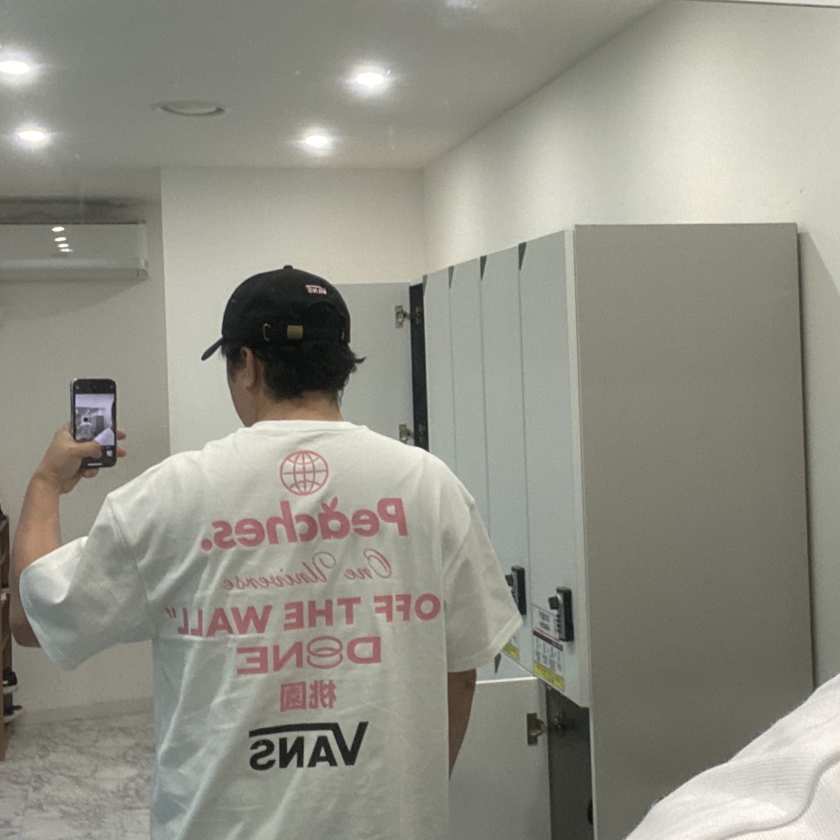 Vans x Peaches. Cap Black, Vans x Peaches. Staple S/S T-Shirt White 착용 스타일