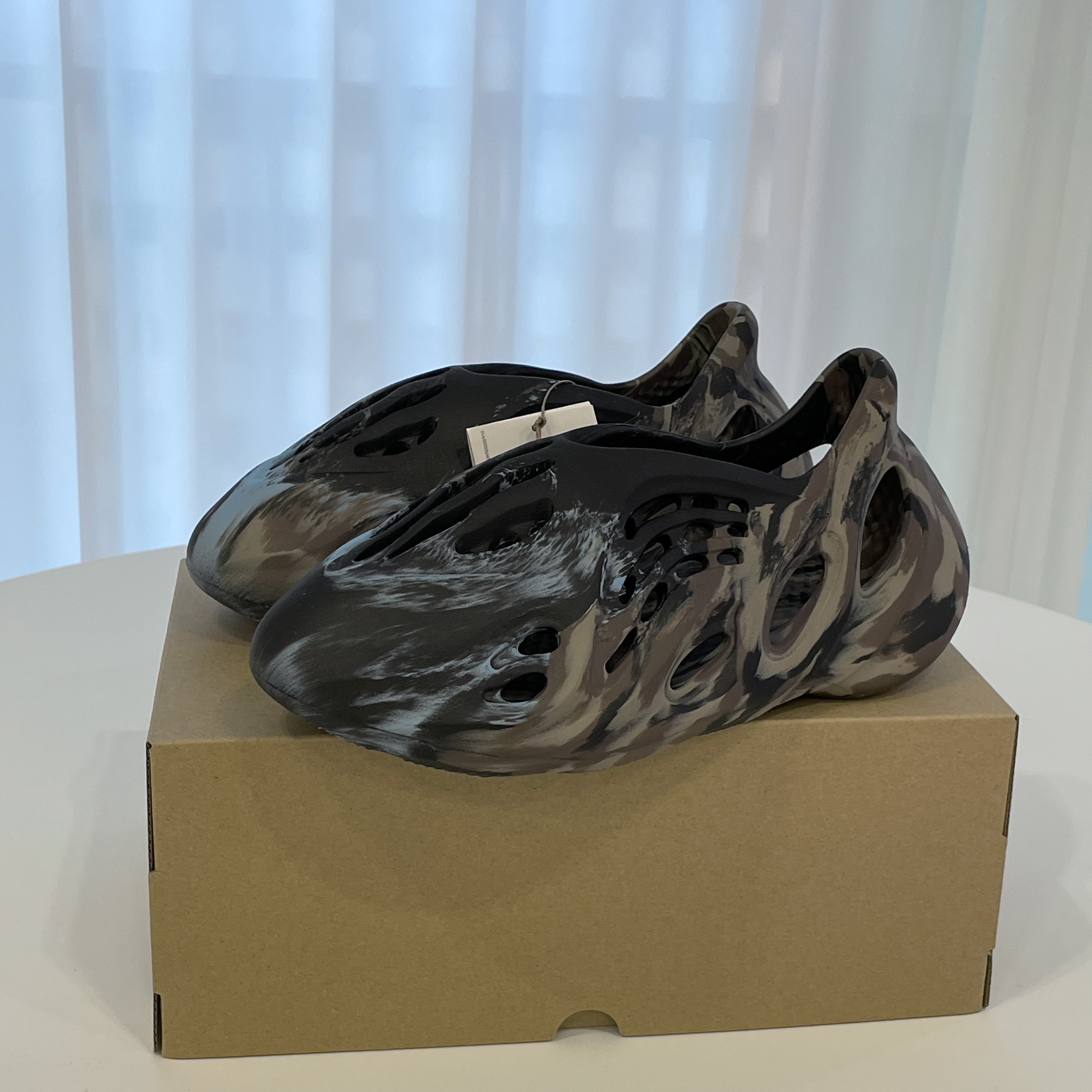 Adidas Yeezy Foam RNNR MX Cinder 착용 스타일