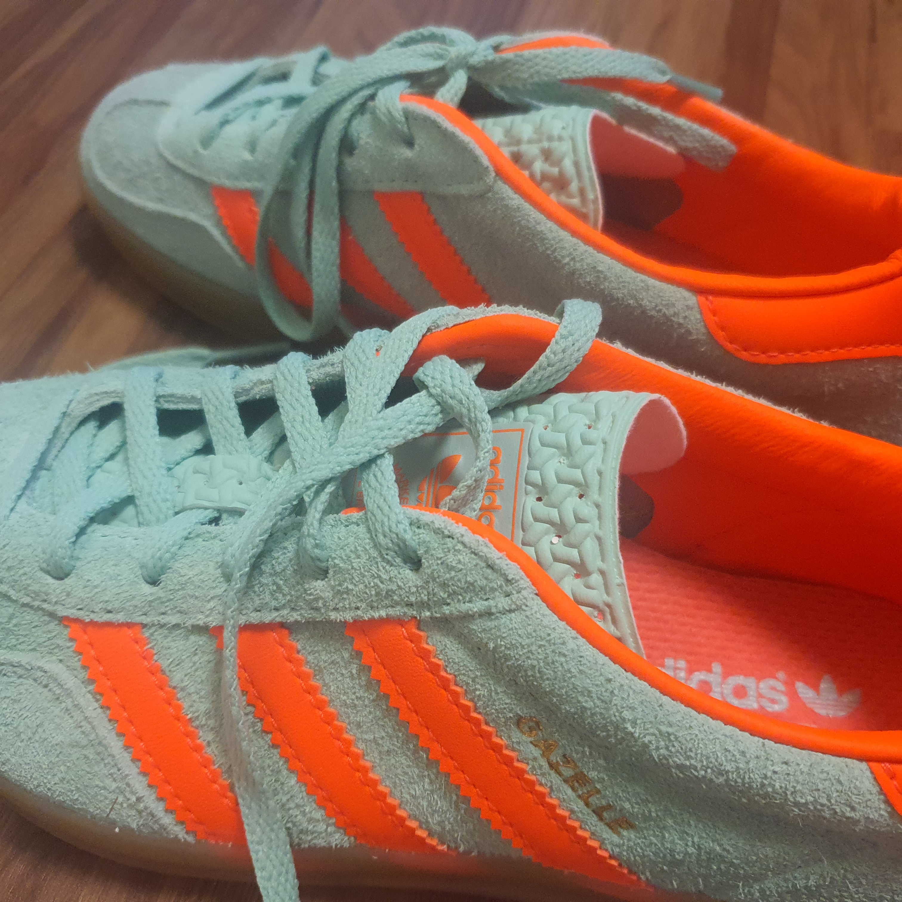 (W) Adidas Gazelle Indoor Pulse Mint Solar Orange 착용 스타일