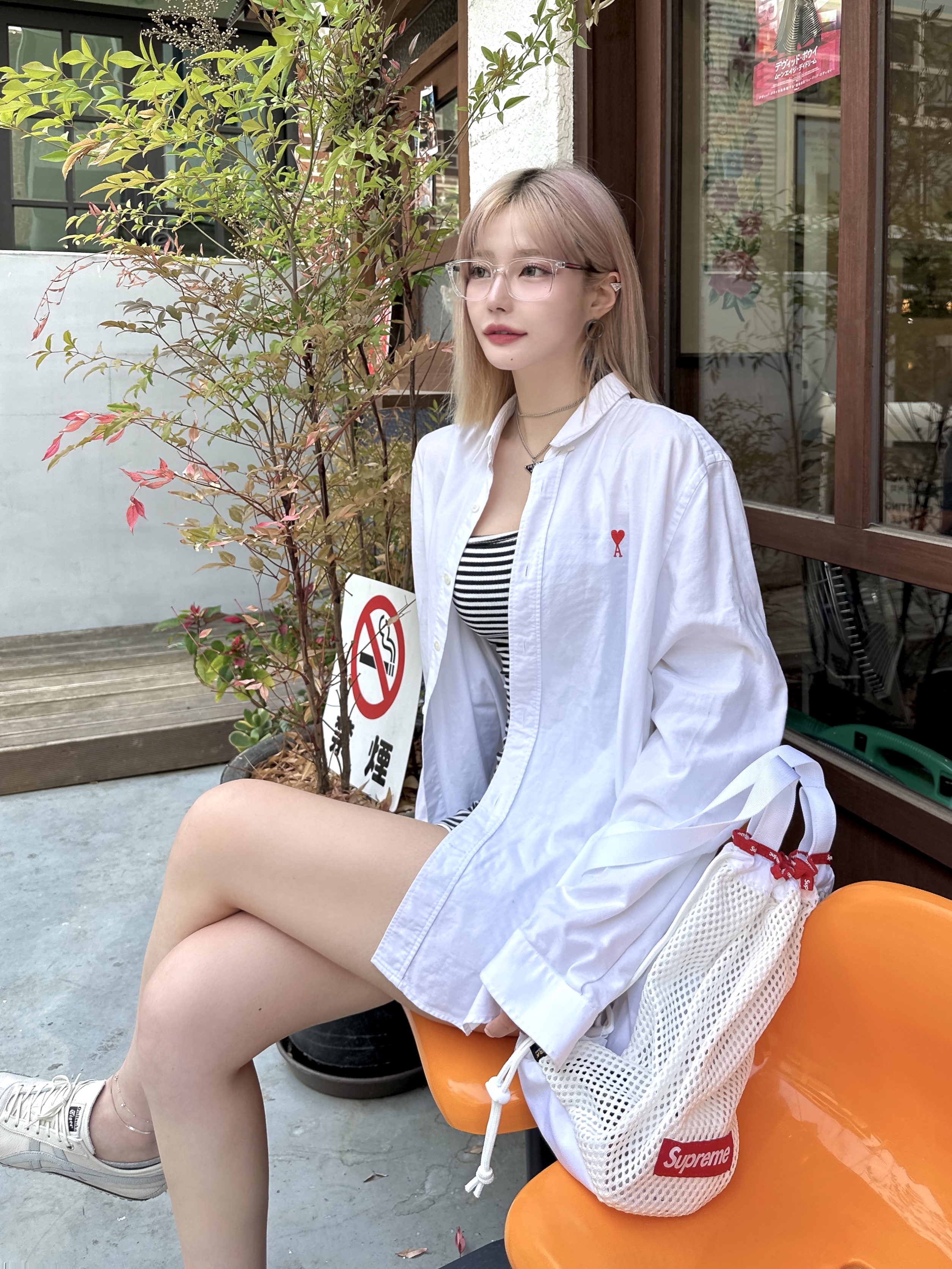 슈프림 메쉬 스몰 백팩 화이트 - 23SS, 아미 스몰 하트 로고 옥스포드 버튼 다운 셔츠 내츄럴 화이트 착용 스타일 - 3
