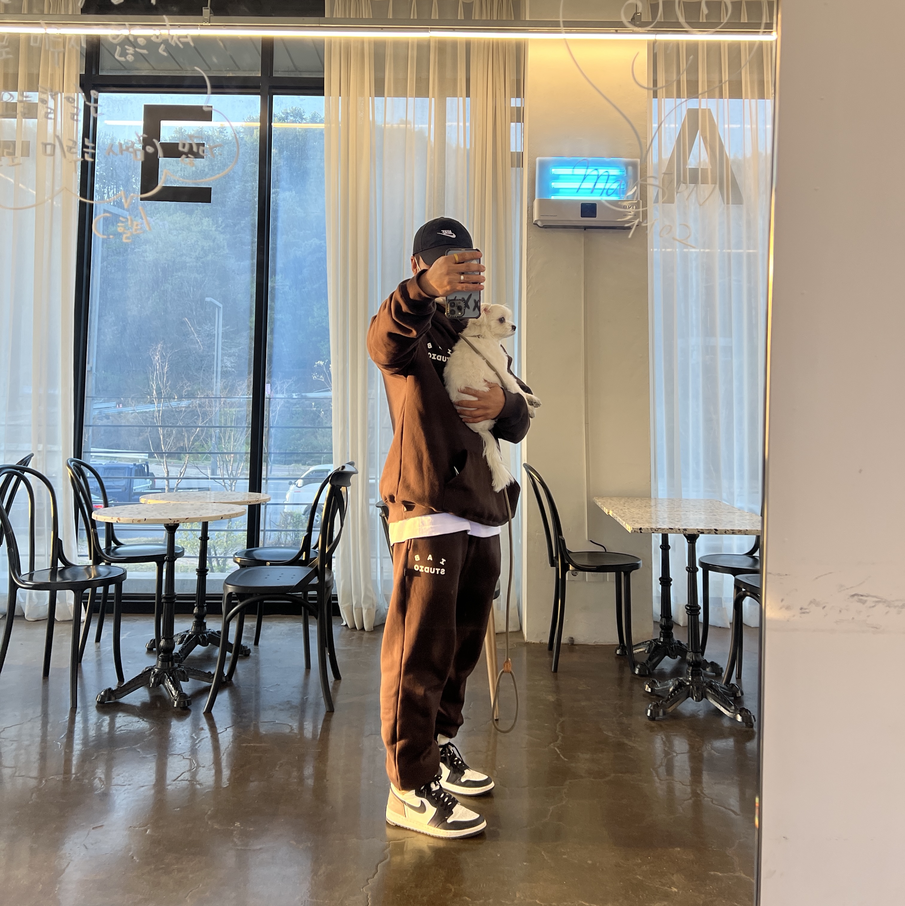 IAB Studio Hoodie Brown, IAB Studio Sweatpants Brown 착용 스타일