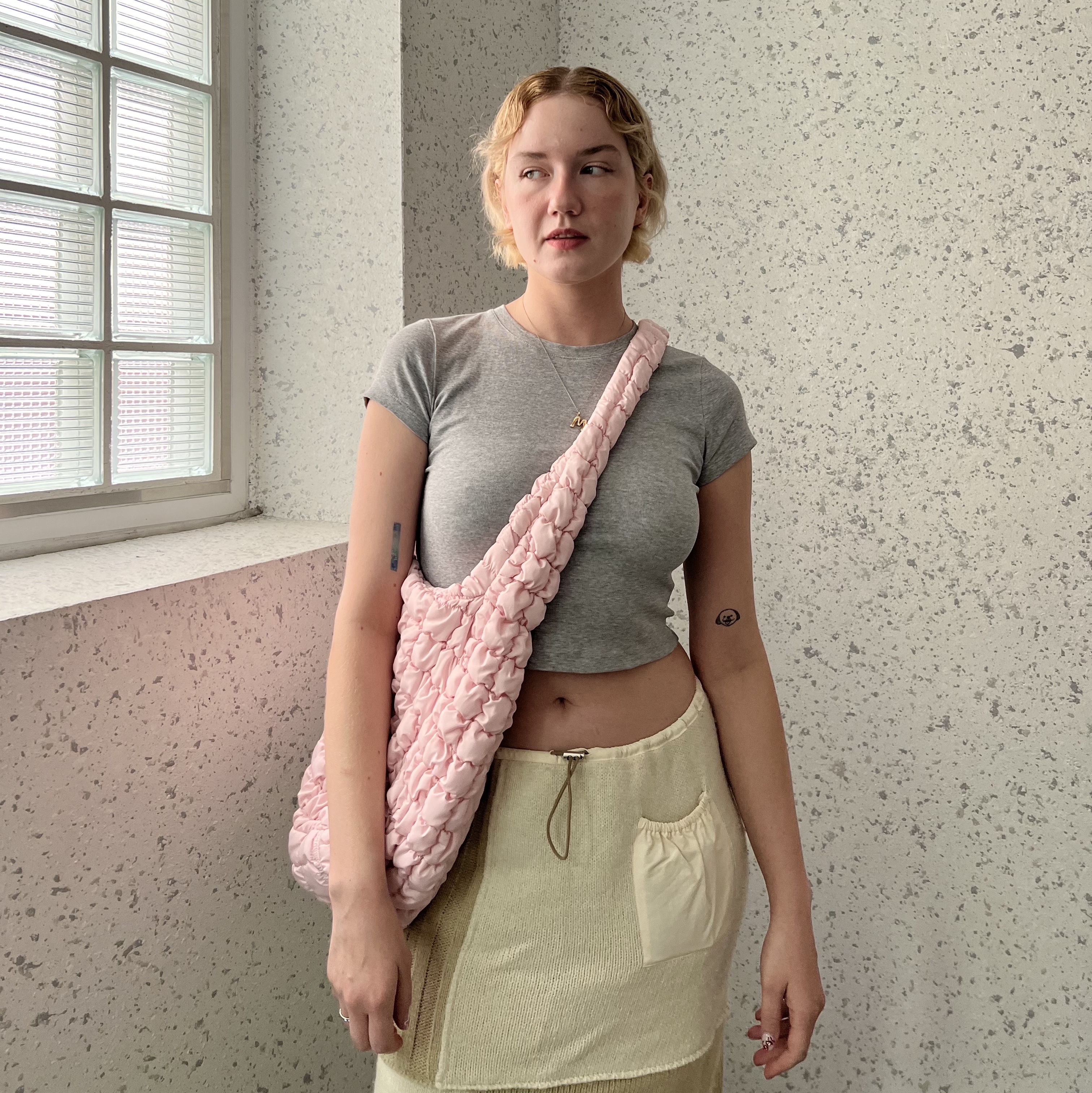 COS Quilted Oversized Shoulder Bag Pink, New Balance Flip Flop Ivory 착용 스타일 - 1