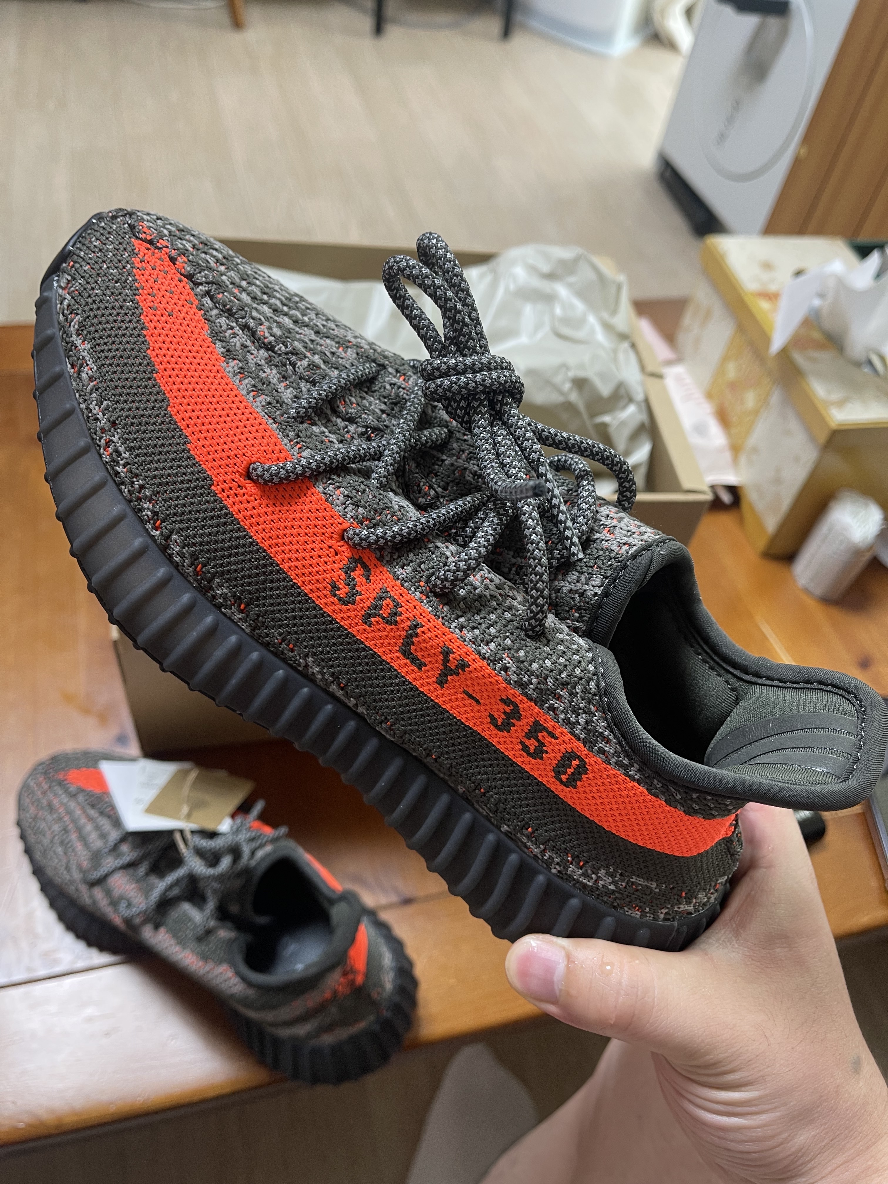 Adidas Yeezy Boost 350 V2 Carbon Beluga 착용 스타일 - 2