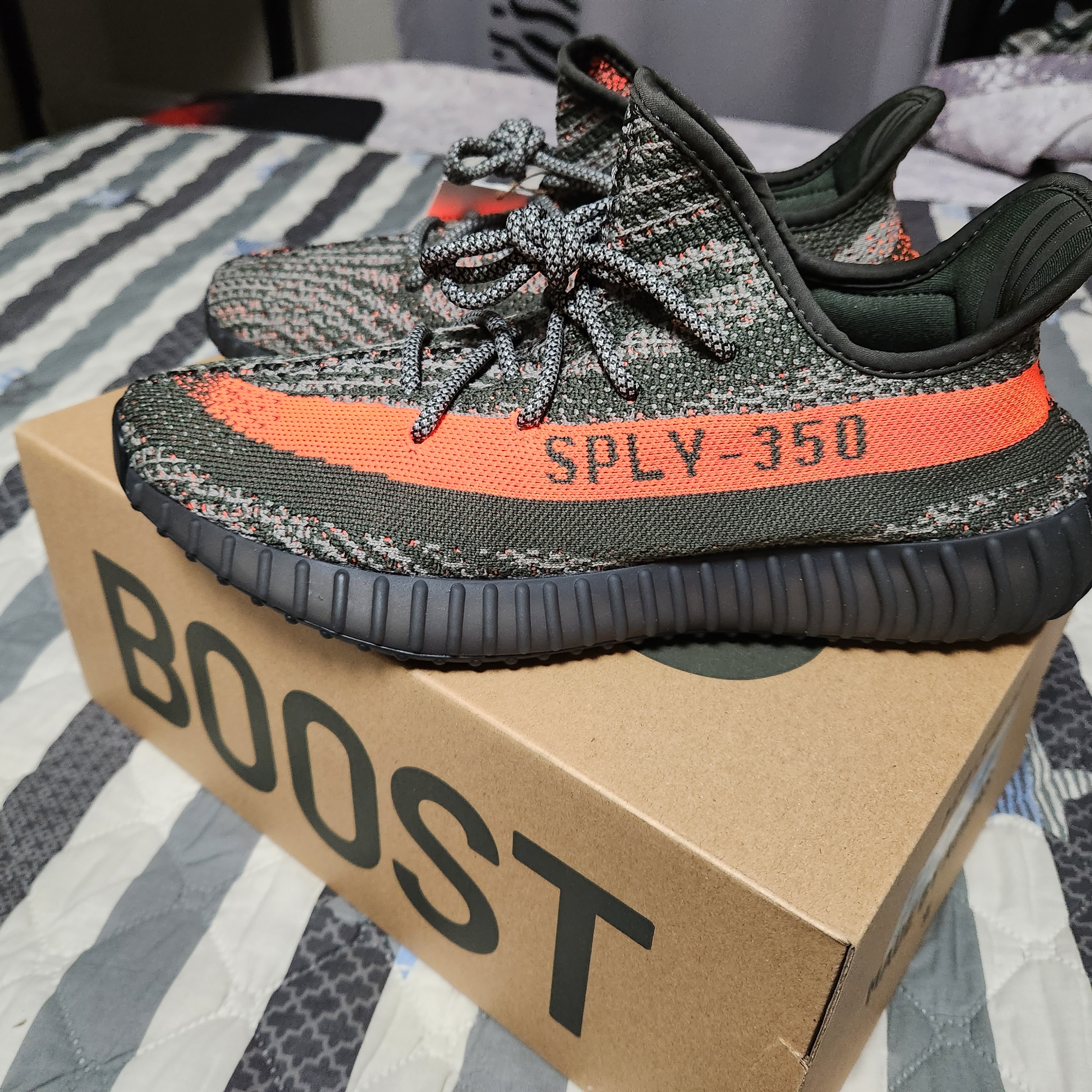 Adidas Yeezy Boost 350 V2 Carbon Beluga 착용 스타일