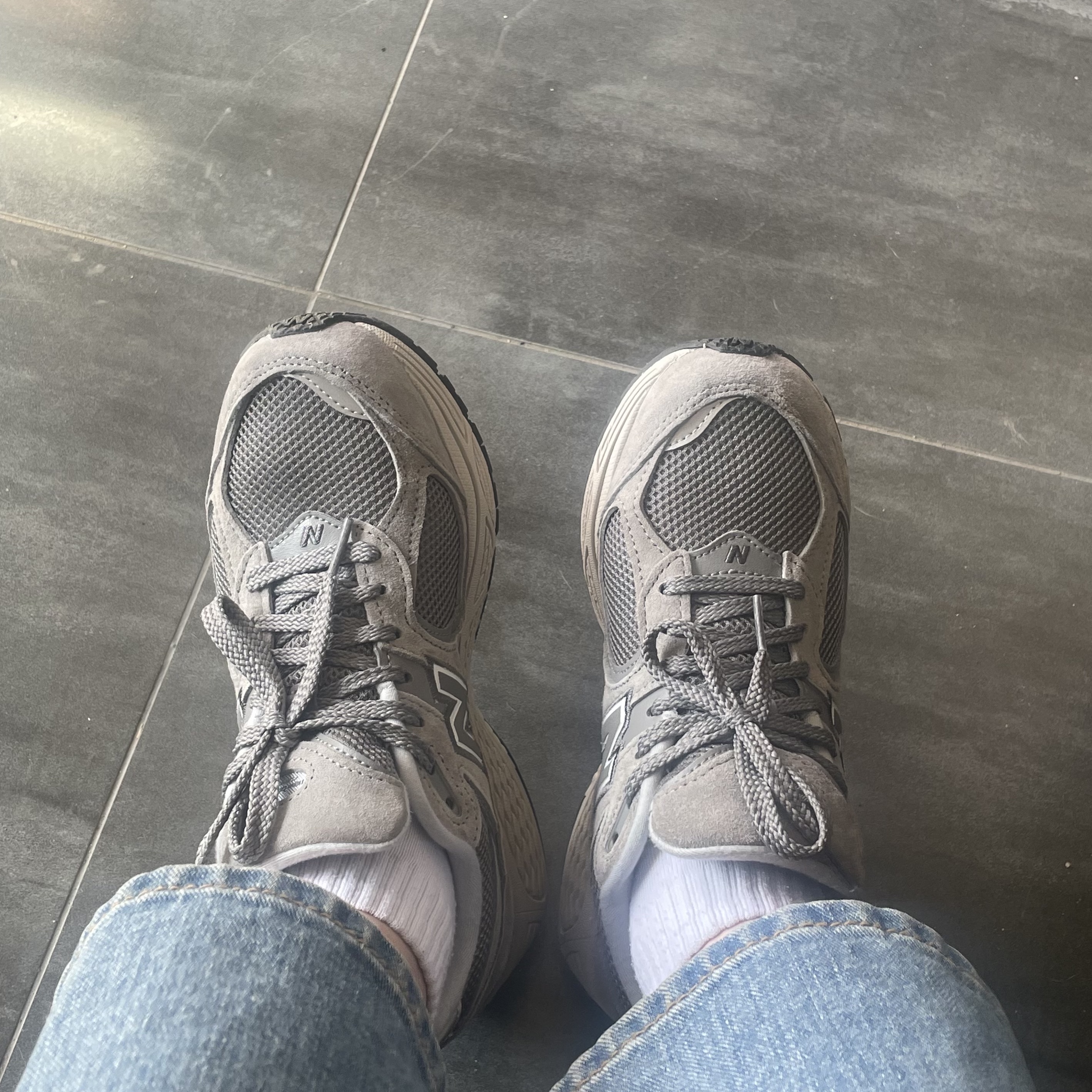 New Balance 2002R Grey 착용 스타일 - 1