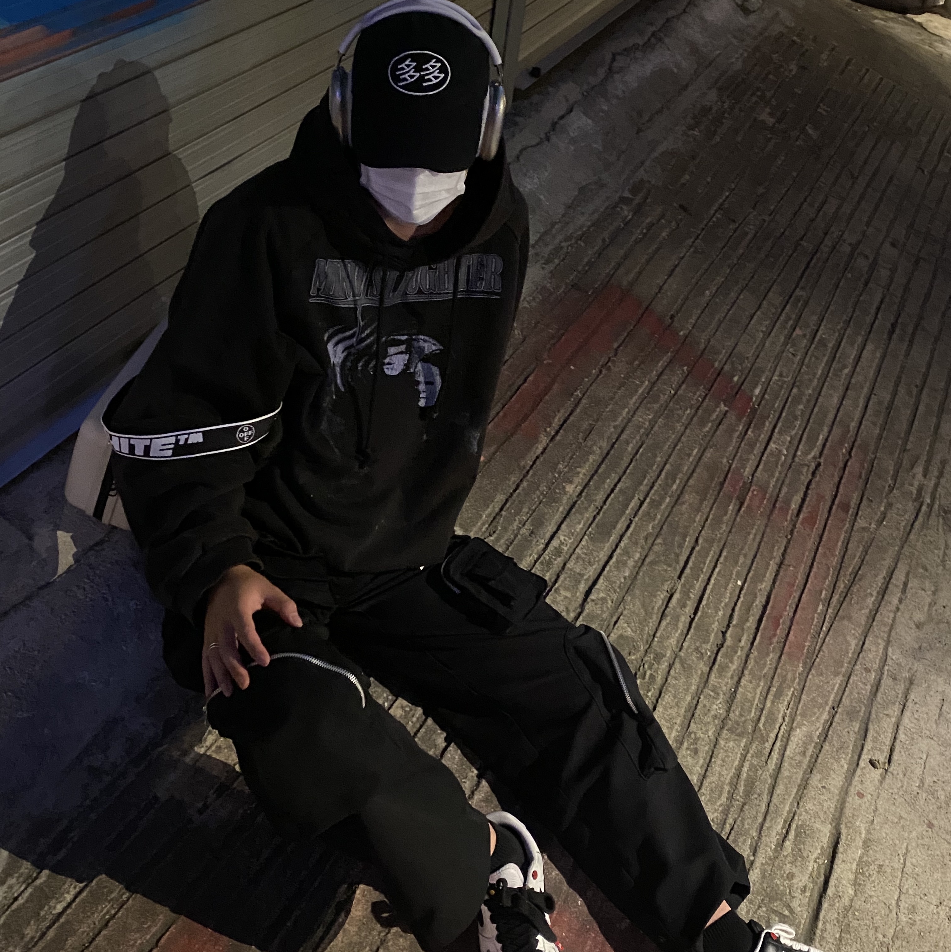 Off-White x Amore Pacific Protection Box (Without Cosmetics), Dada Logo Cap Black White 착용 스타일 - 1