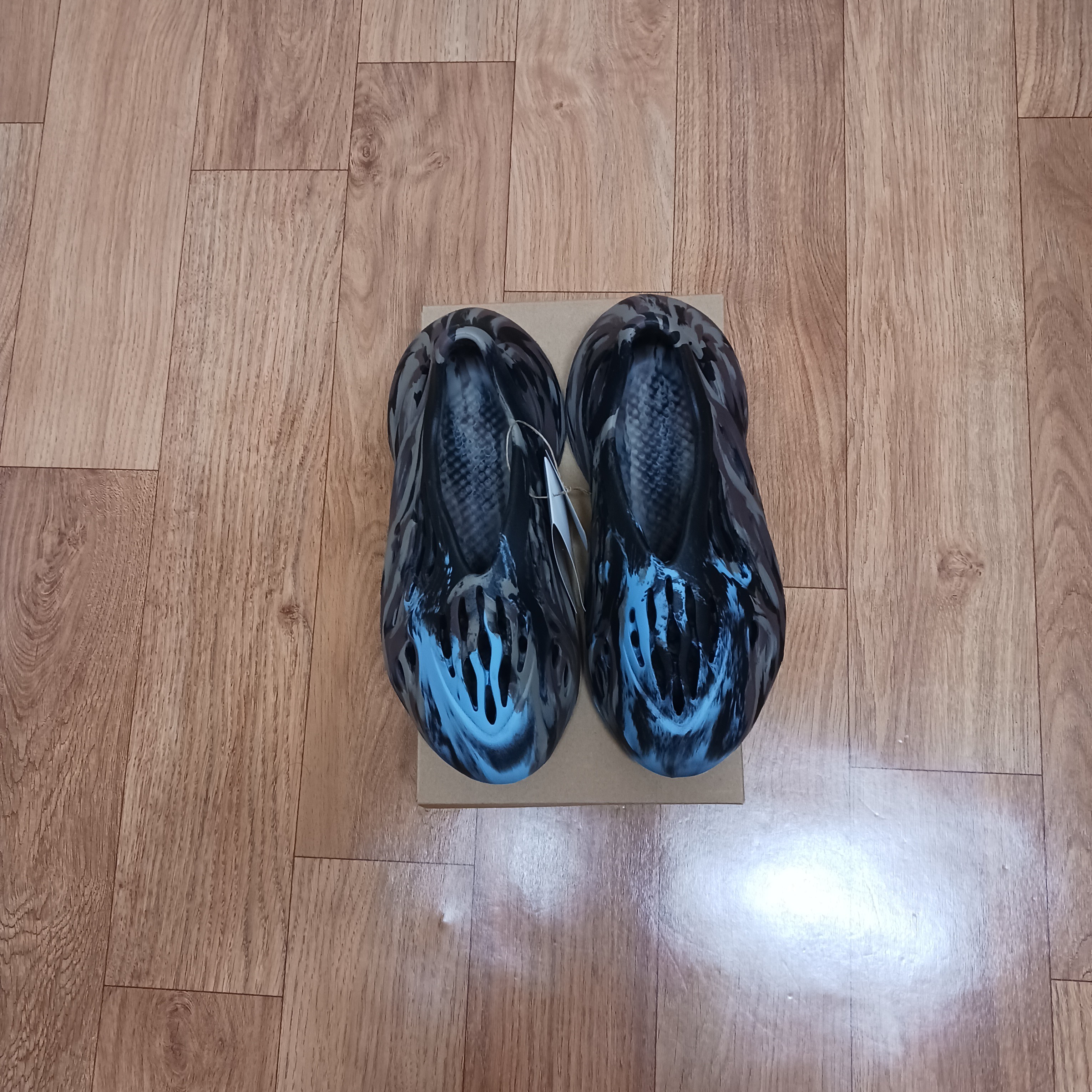 Adidas Yeezy Foam RNNR MX Cinder 착용 스타일 - 2