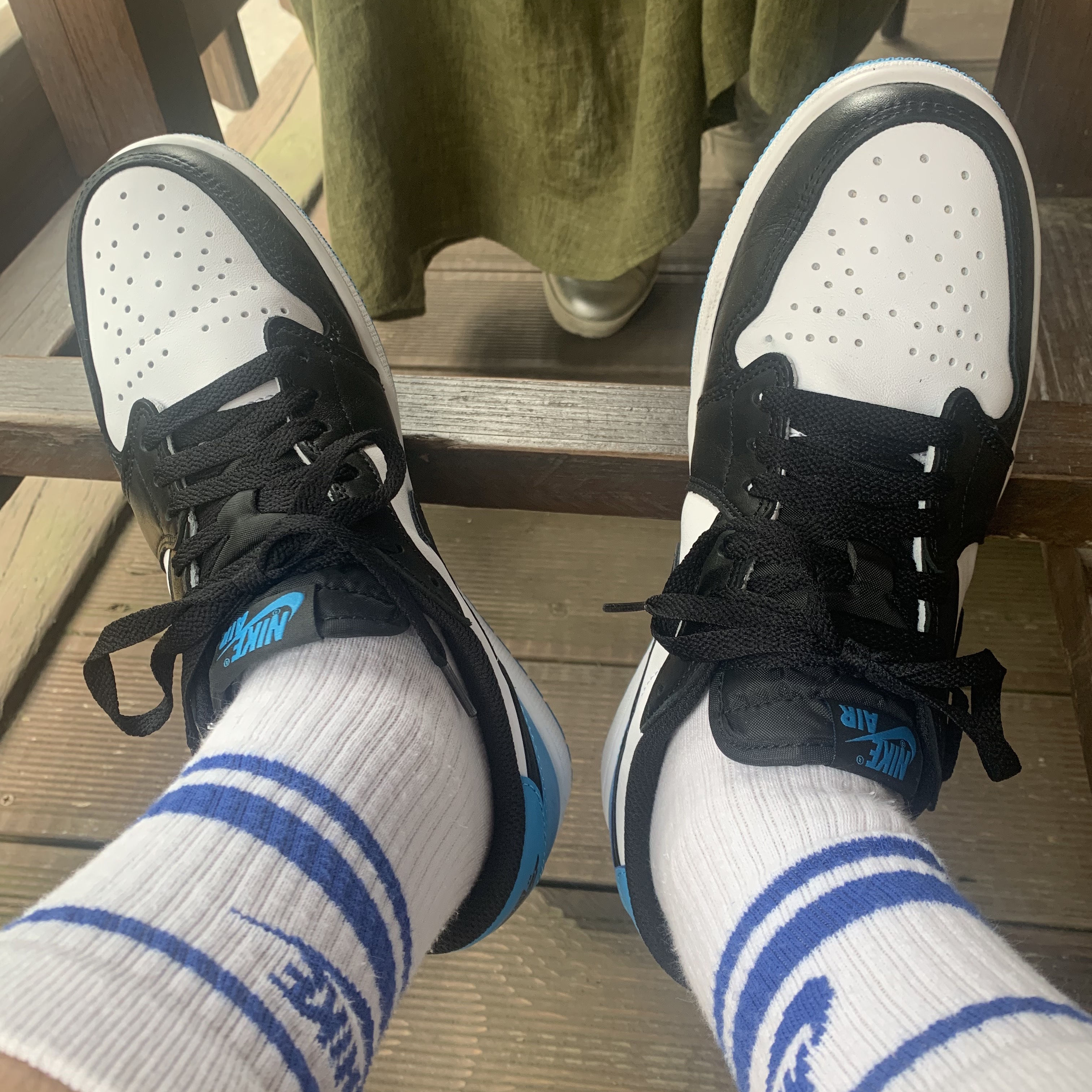 Jordan 1 Retro Low OG Black and Dark Powder Blue 착용 스타일