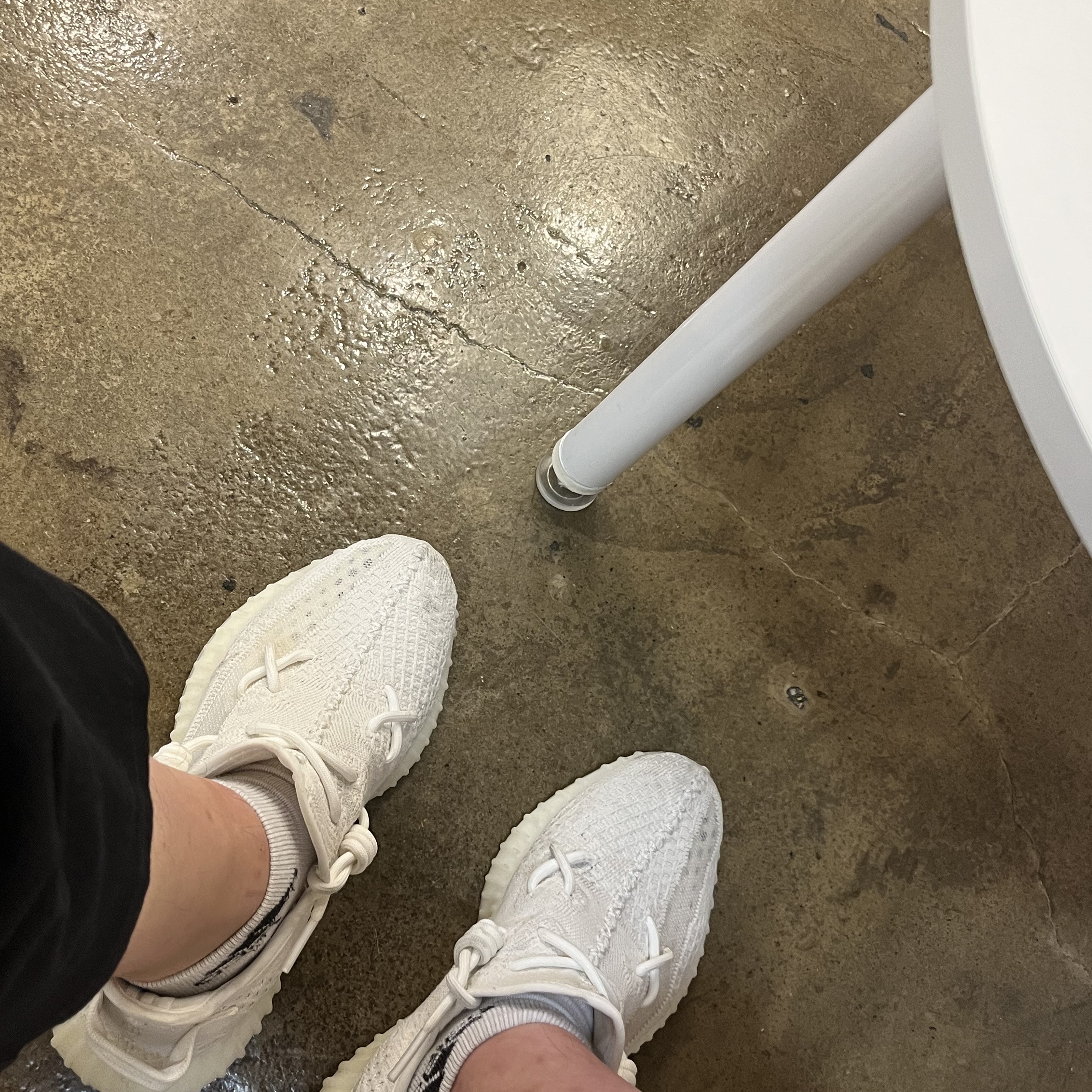 Adidas Yeezy Boost 350 V2 Bone 착용 스타일