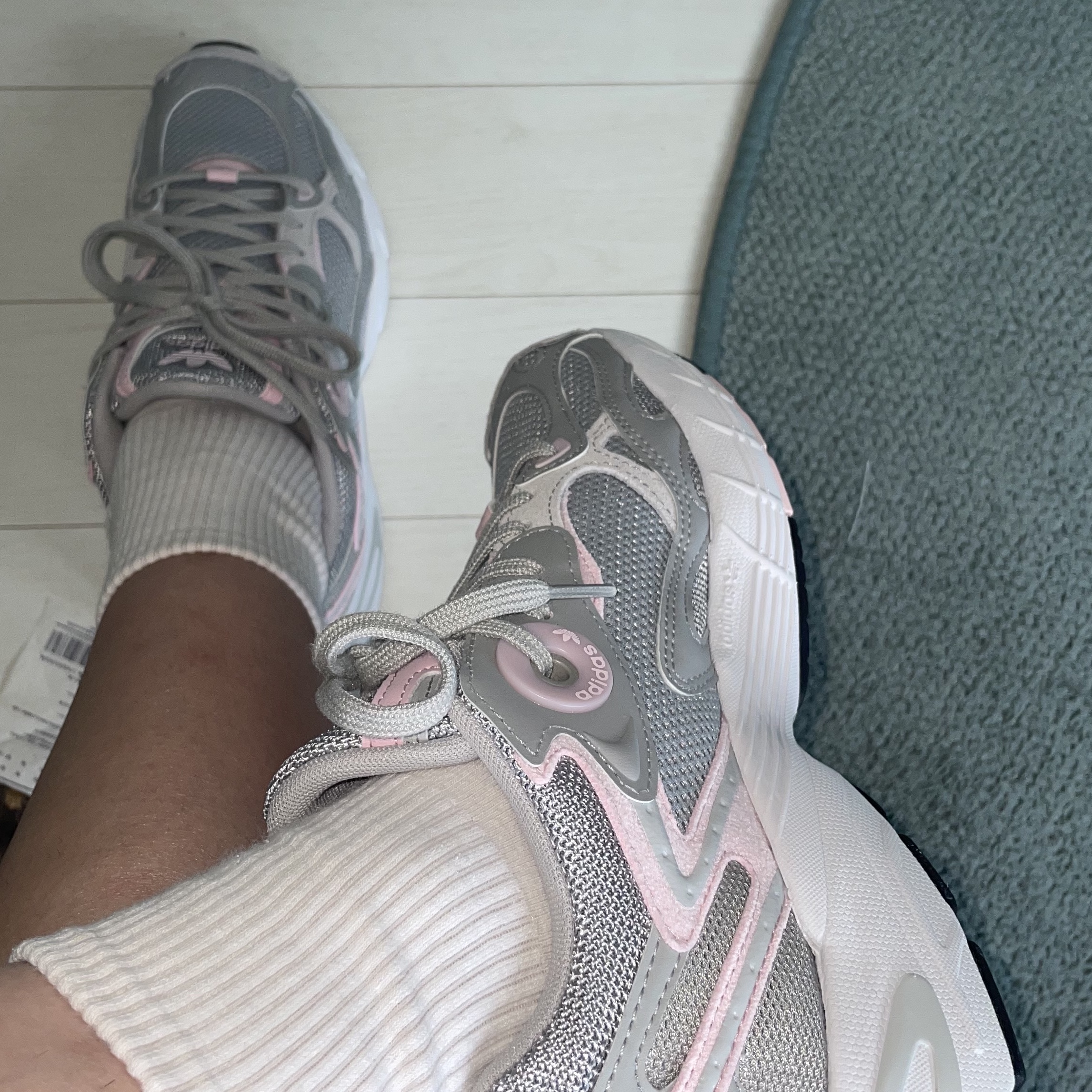 (W) Adidas Astir Gray White 착용 스타일