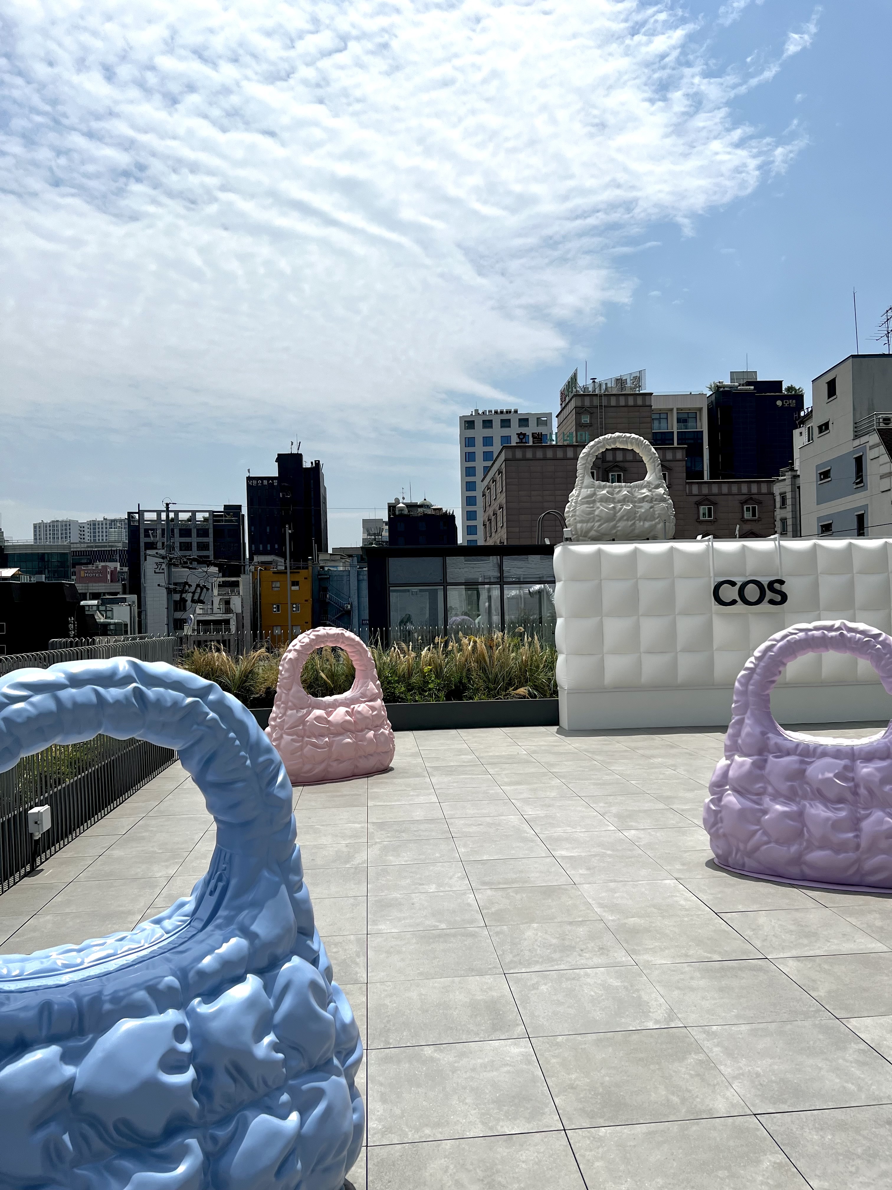 COS Quilted Micro Bag Purple, Balenciaga Arena Lambskin Le Cagole XS Shoulder Bag White 착용 스타일 - 2