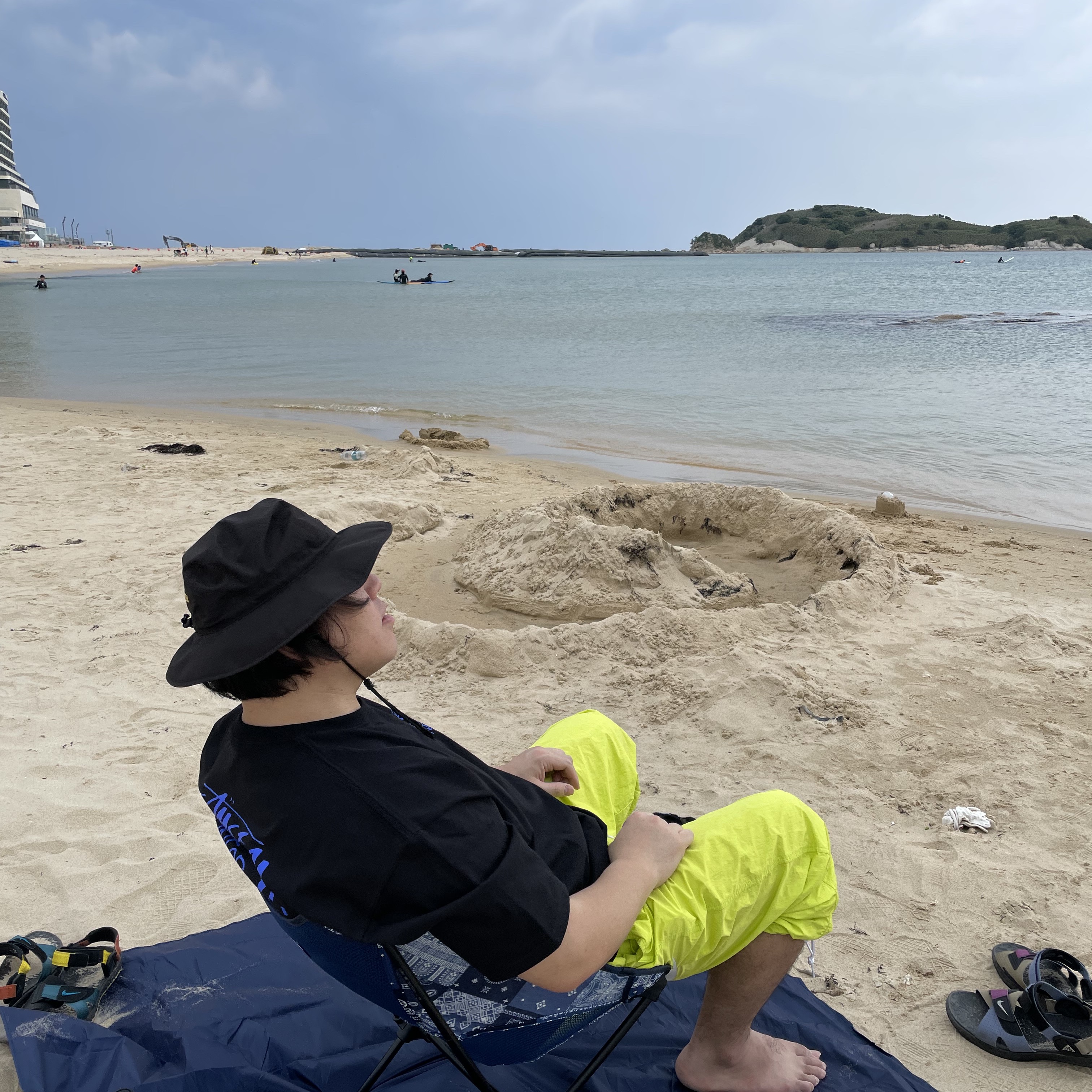 Stussy Gore-Tex Strom Shell Solid Hat, Stussy Tribe Stack T-Shirt Black 착용 스타일