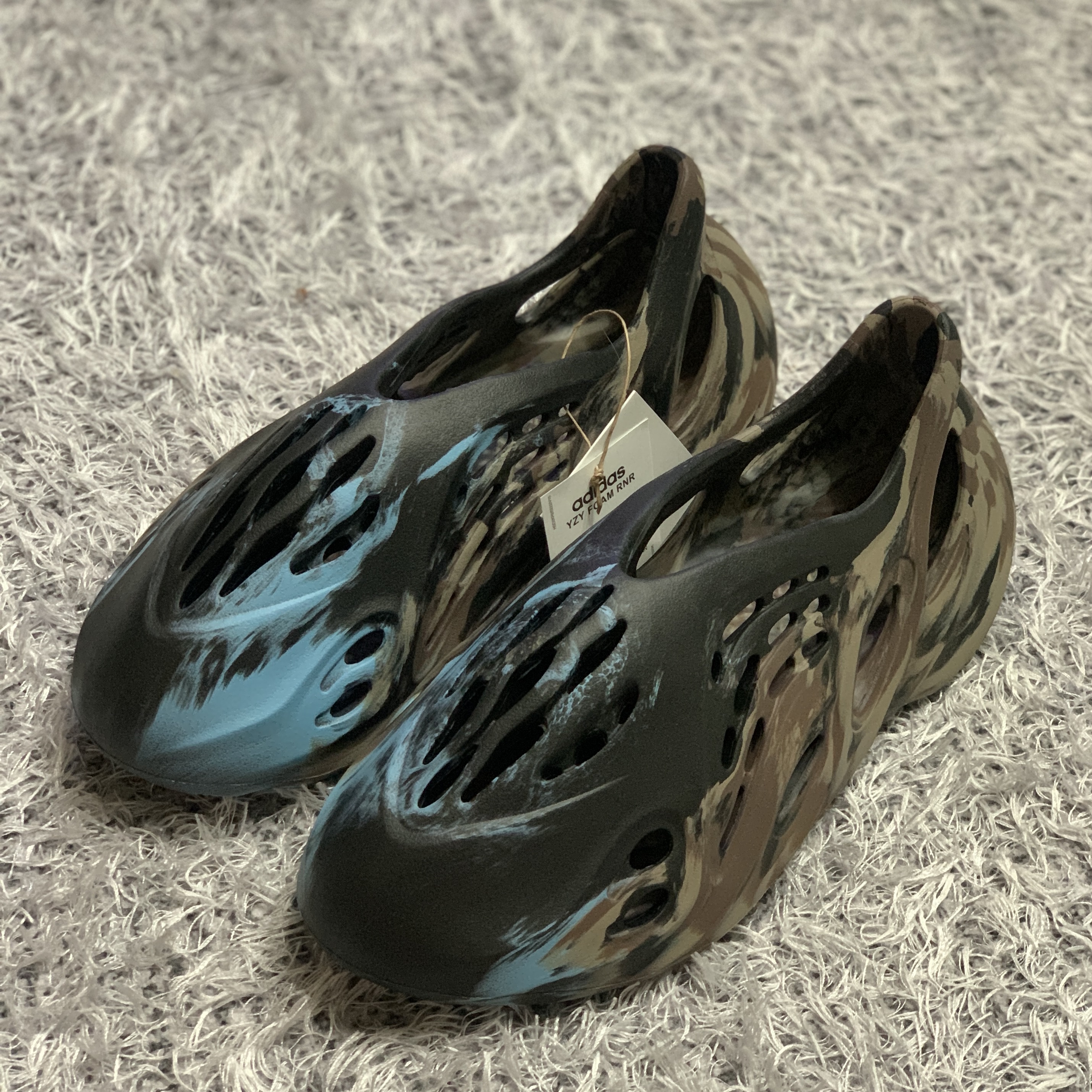 Adidas Yeezy Foam RNNR MX Cinder 착용 스타일 - 1