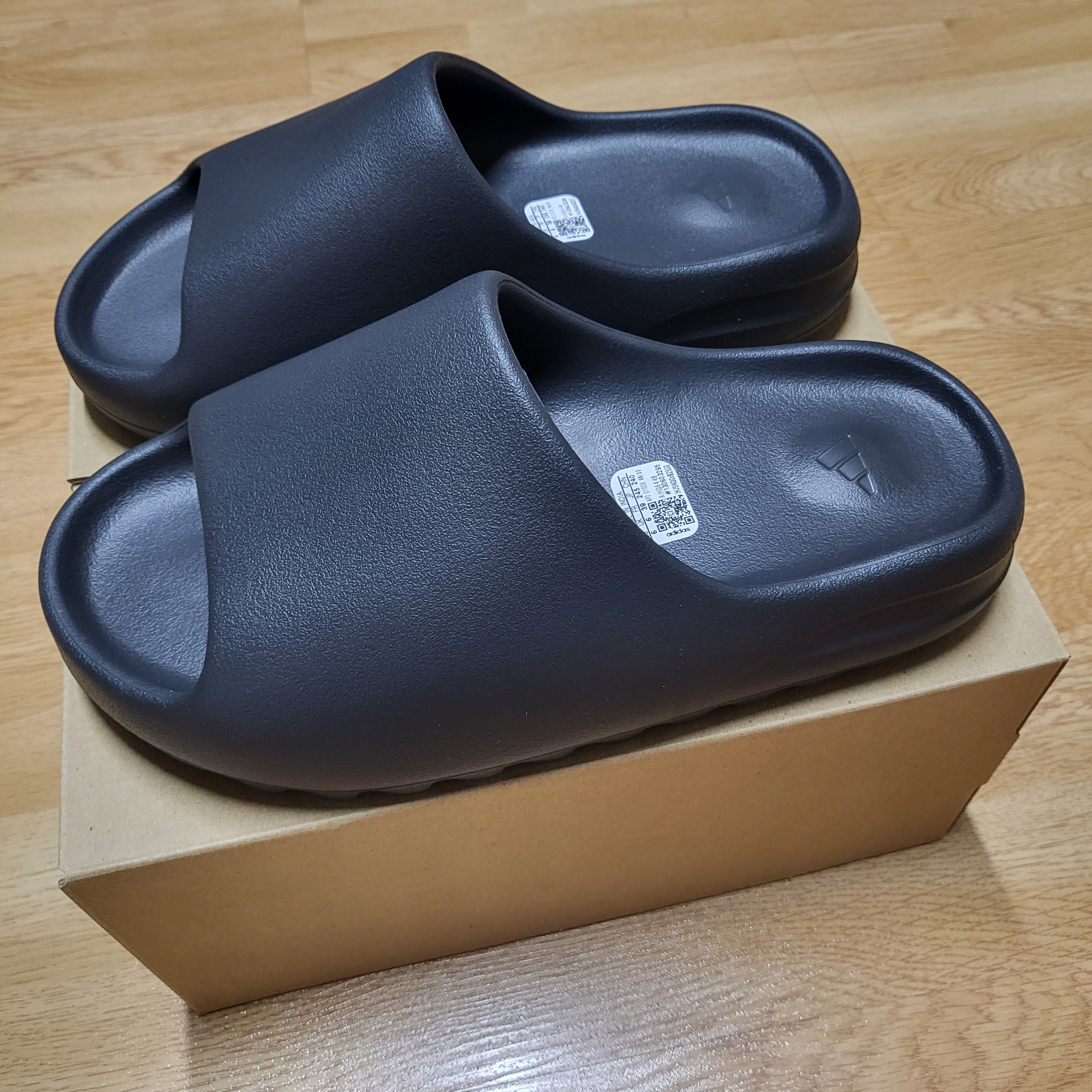 Adidas Yeezy Slide Onyx 착용 스타일