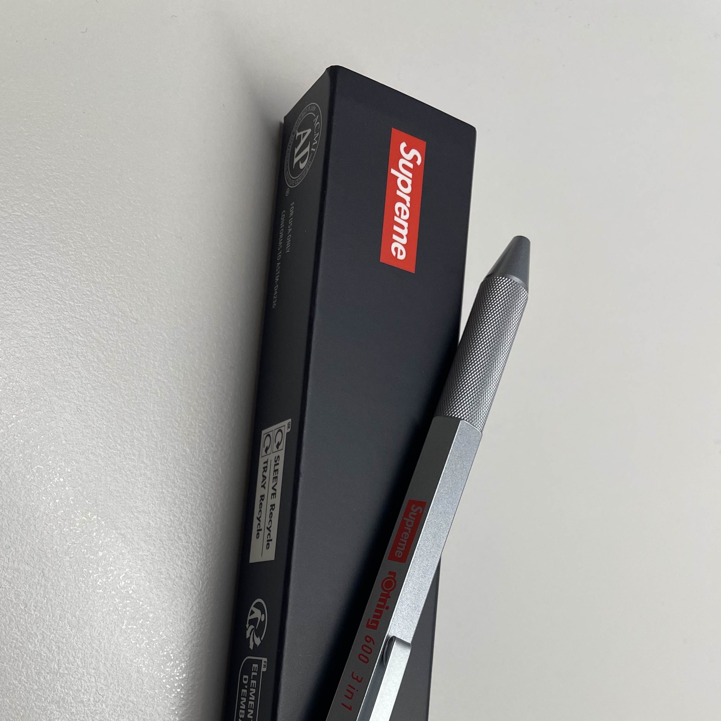 Supreme x Rotring 600 3-in-1 Silver - 23SS 착용 스타일