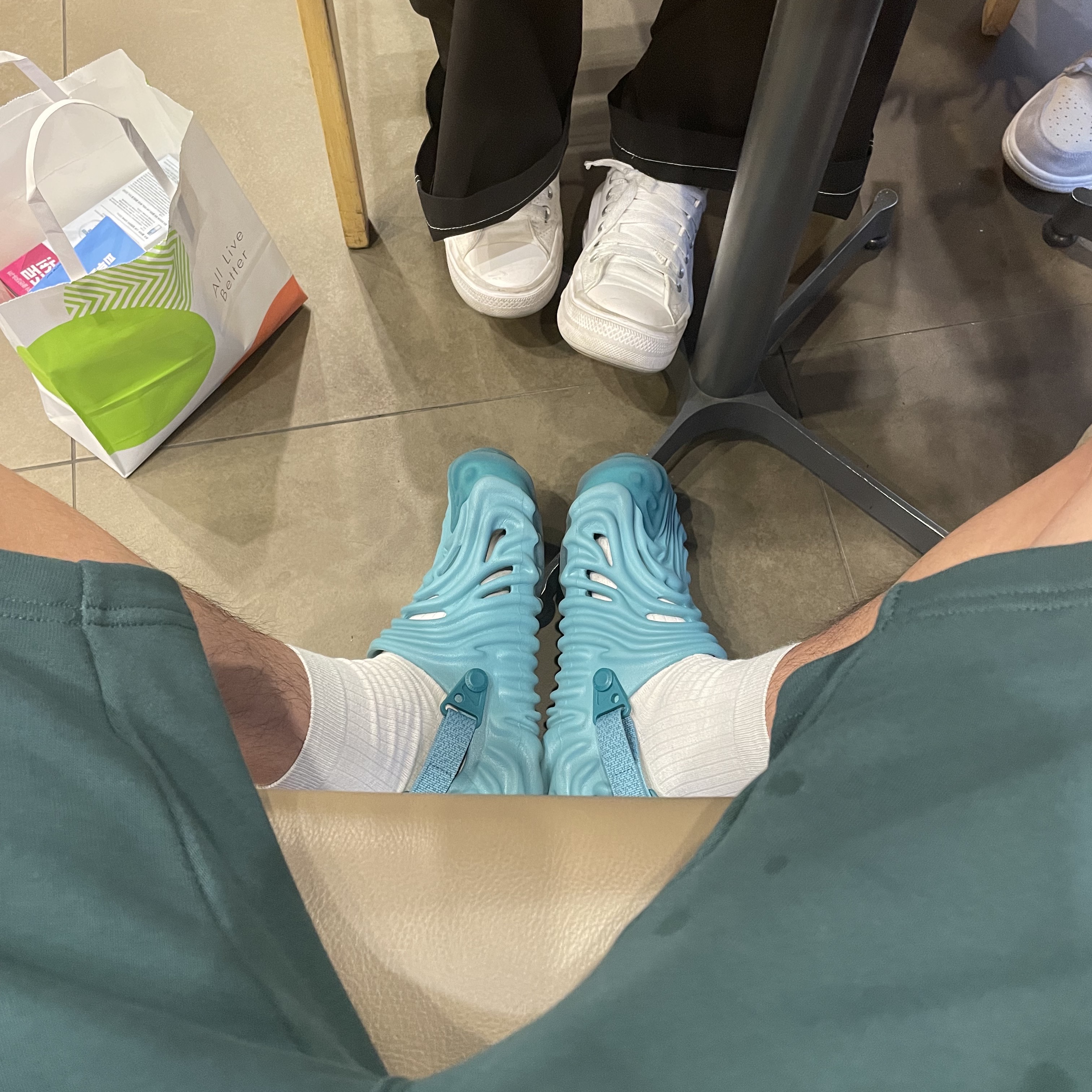 크록스 x 살레헤 벰버리 폴렉스 클로그 타이드 착용 스타일
