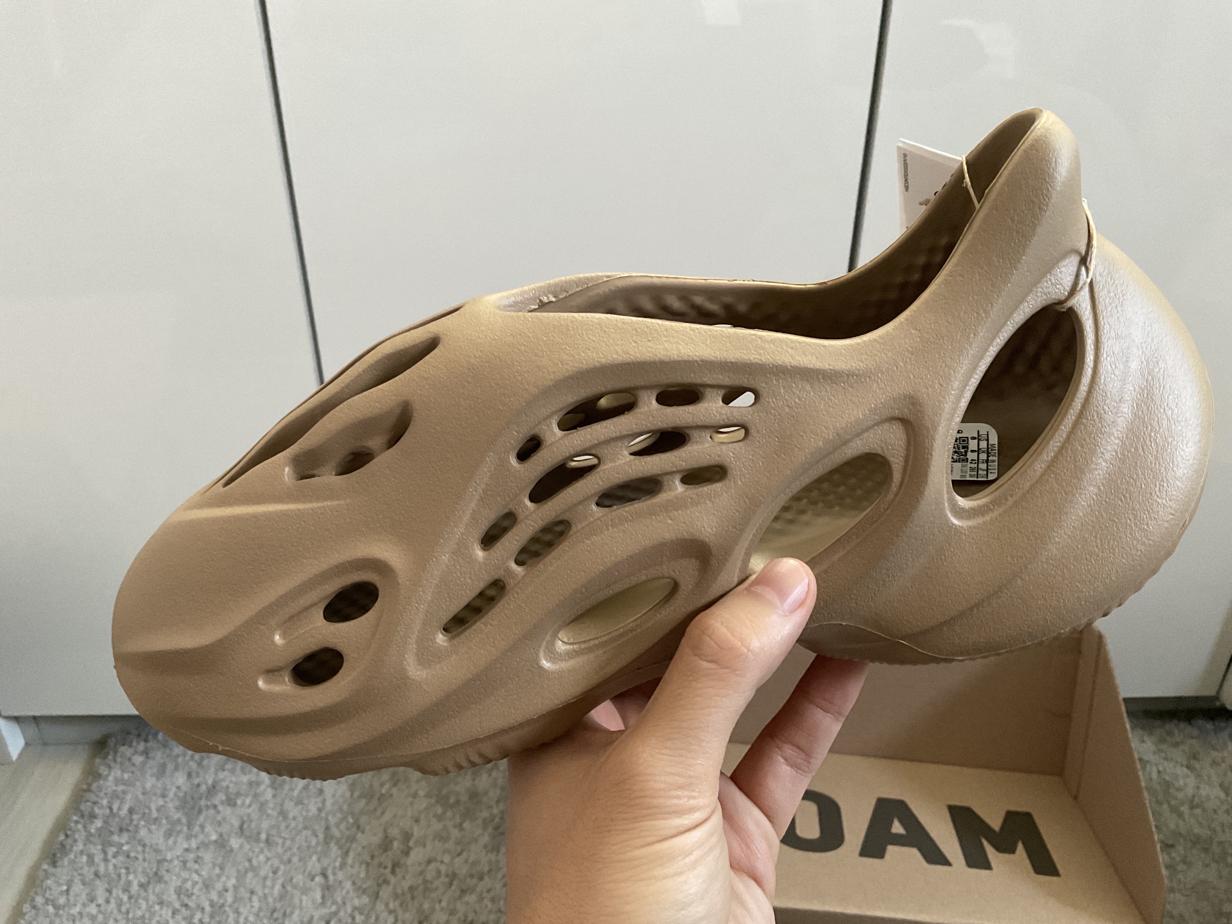 Adidas Yeezy Foam RNNR Clay Taupe 착용 스타일
