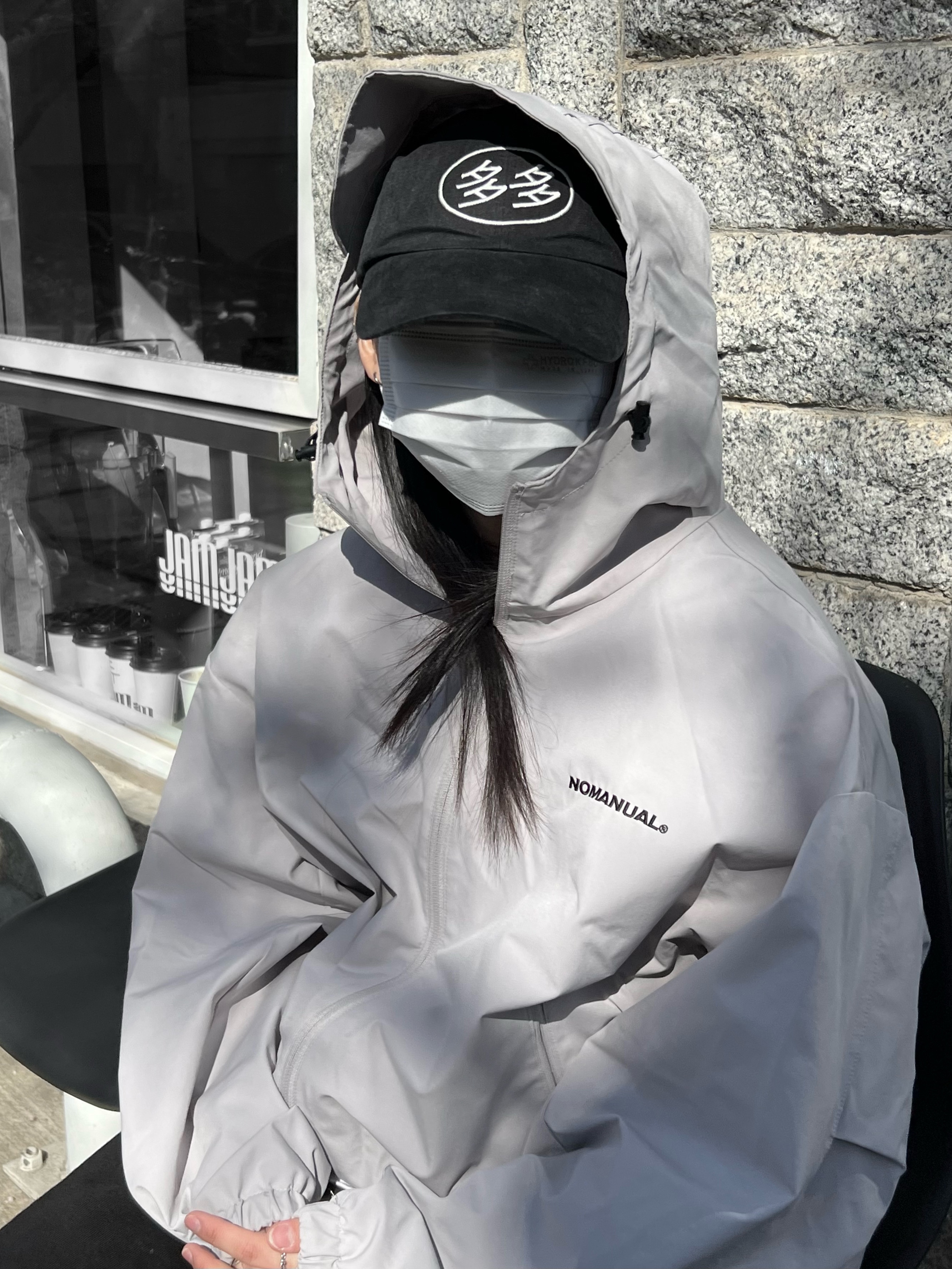 아디다스 이지 폼 러너 오닉스, 다다 로고 캡 블랙 화이트 착용 스타일 - 4