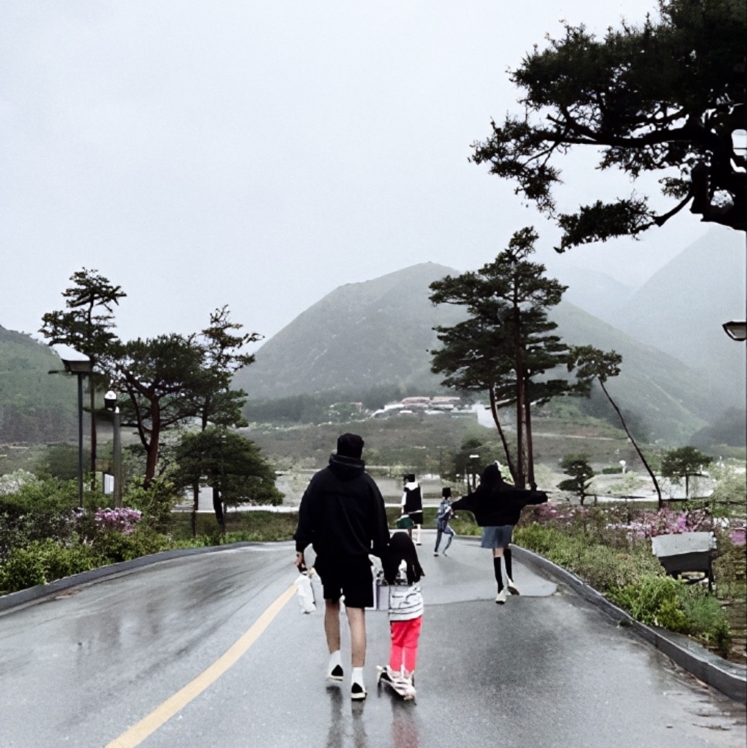 Autry Medalist Low Leather Sneakers Black White, Essentials The Core Collection Hoodie Stretch Limo 착용 스타일 - 2