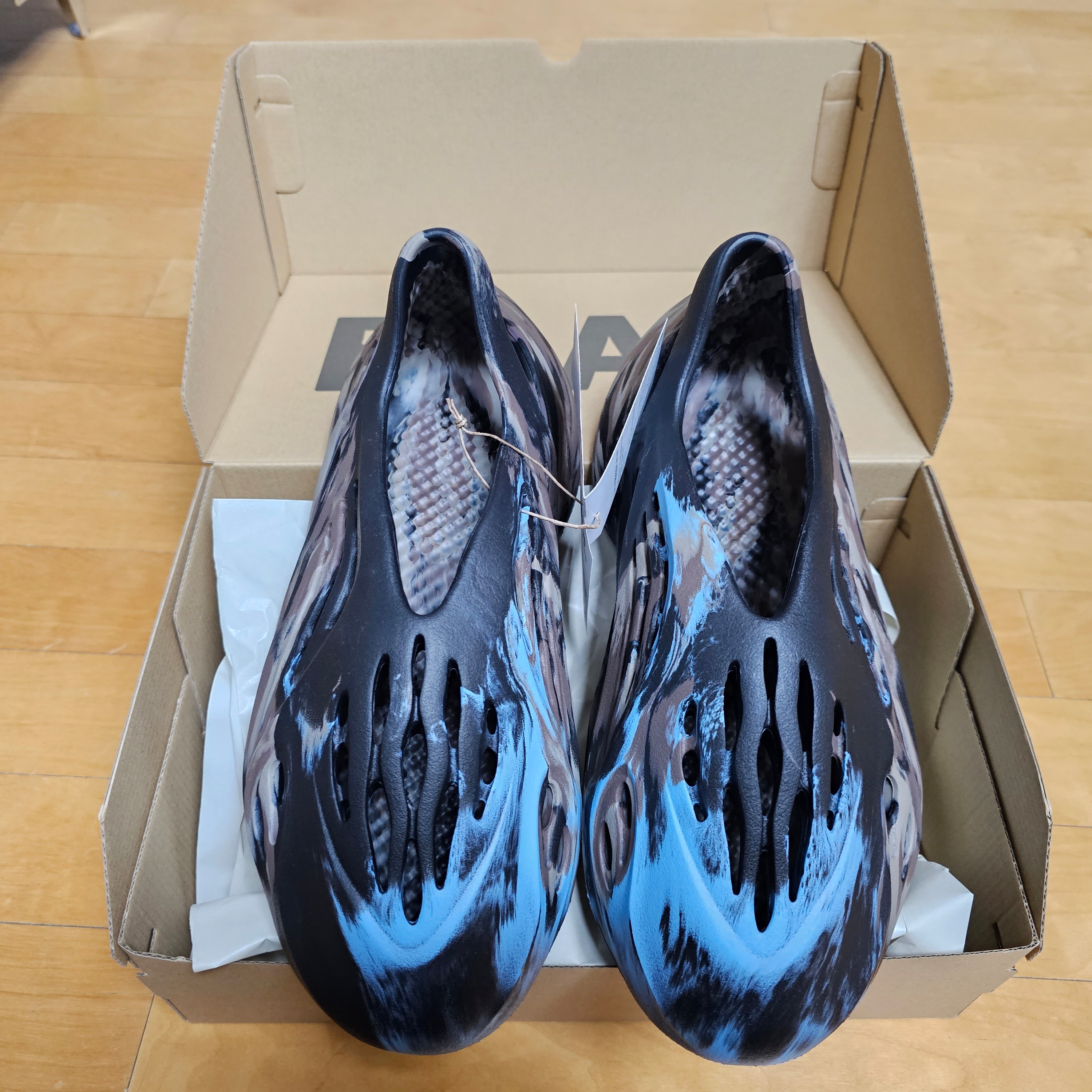 Adidas Yeezy Foam RNNR MX Cinder 착용 스타일