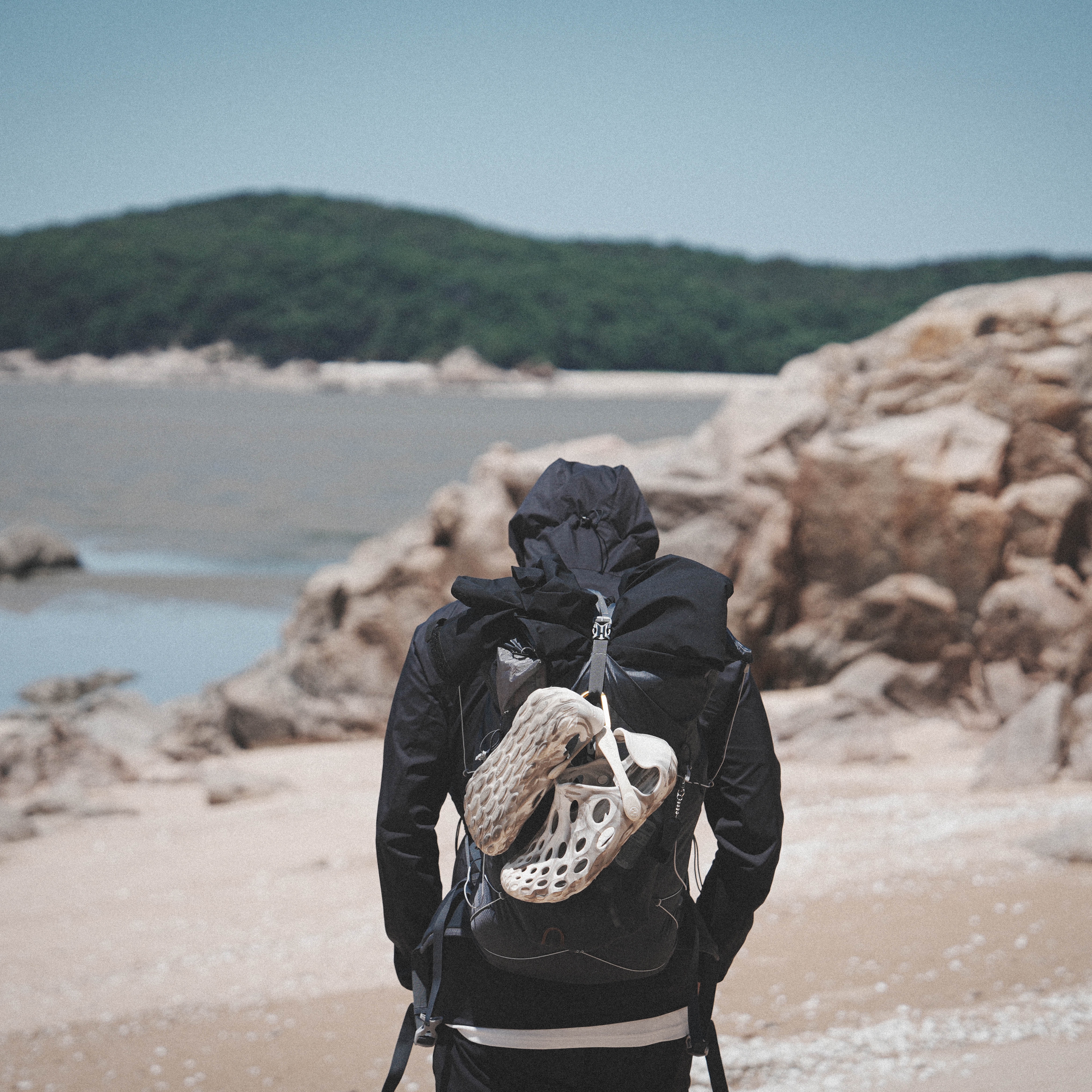 Arc'teryx Squamish Hoody Black, Oakley Eye Jacket Redux Matte Black Frame Prizm Grey Lenses High Bridge Fit 착용 스타일 - 4
