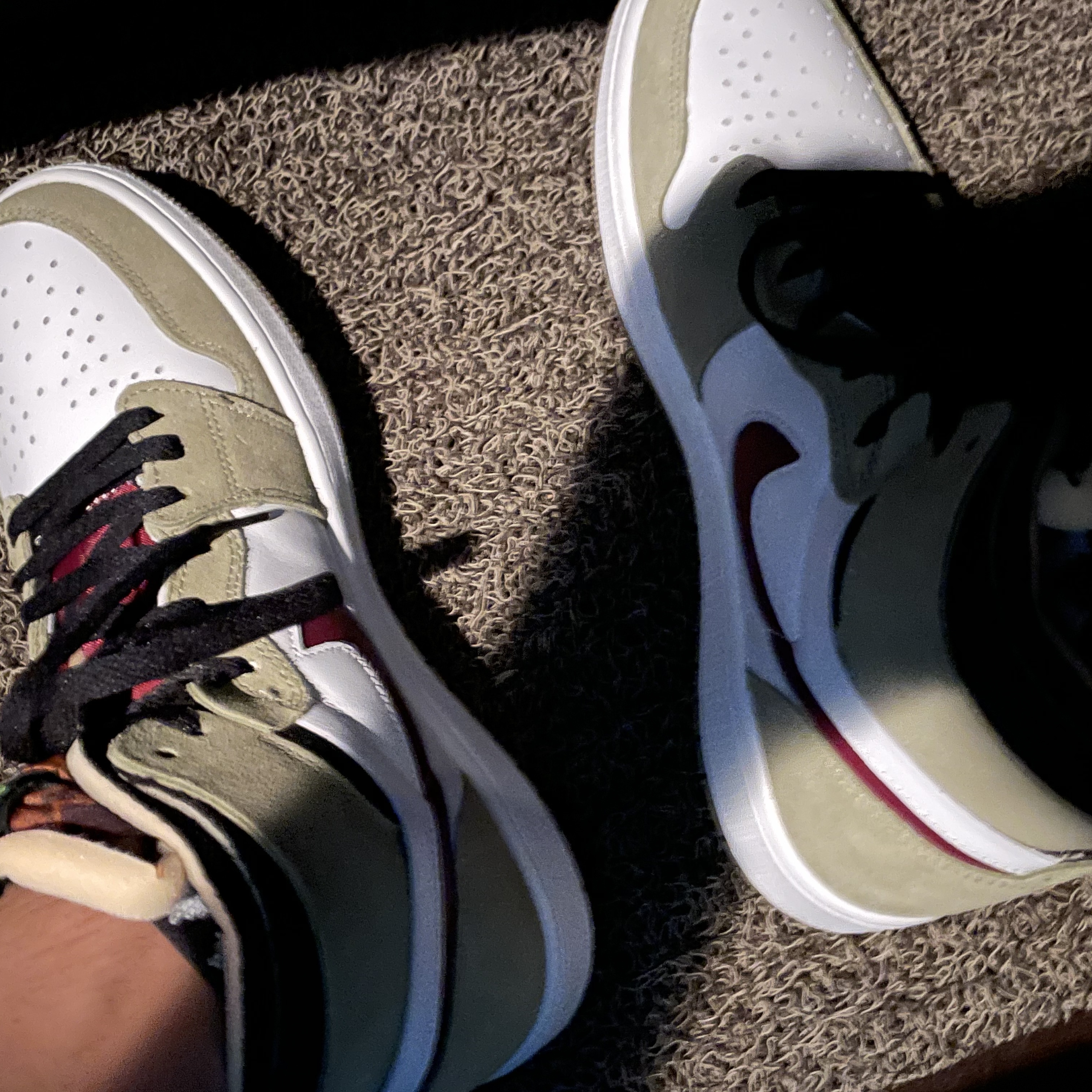 Jordan 1 Zoom Air CMFT Neutral Olive 착용 스타일