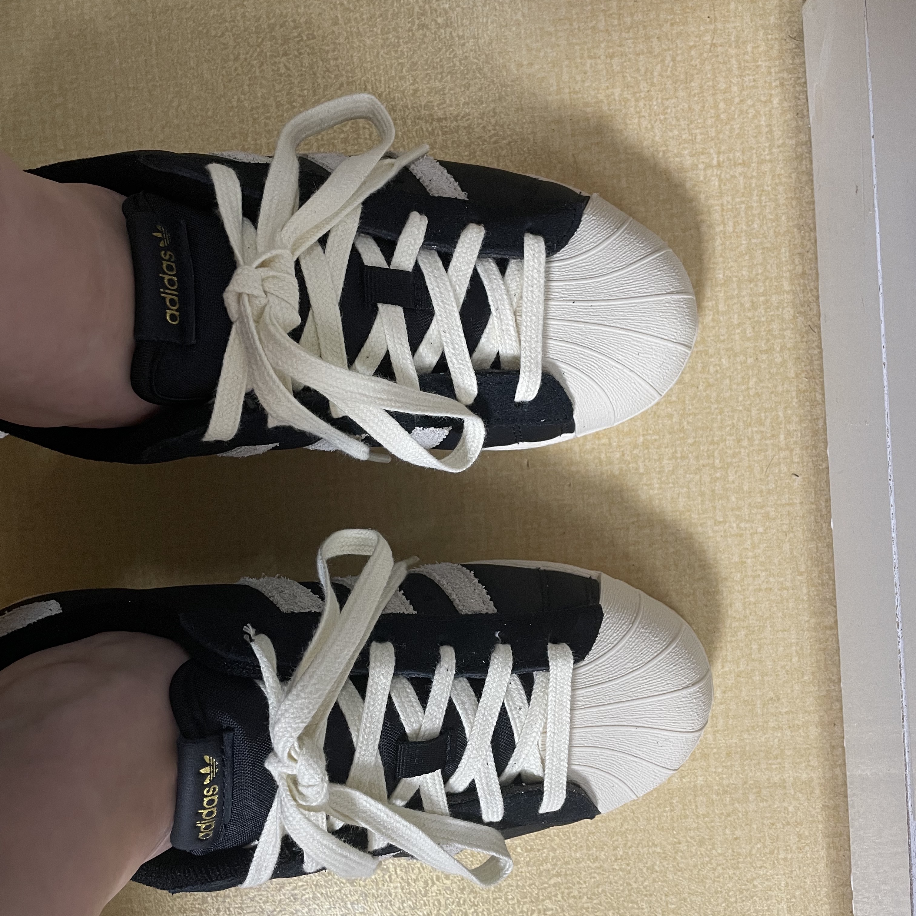 Adidas Superstar 82 Black White 착용 스타일 - 2