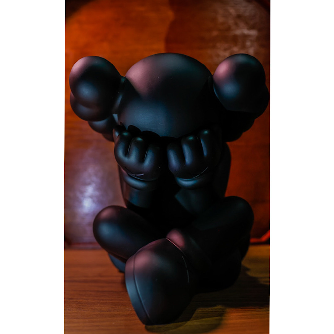 Kaws Separated Vinyl Figure Black 착용 스타일 - 1