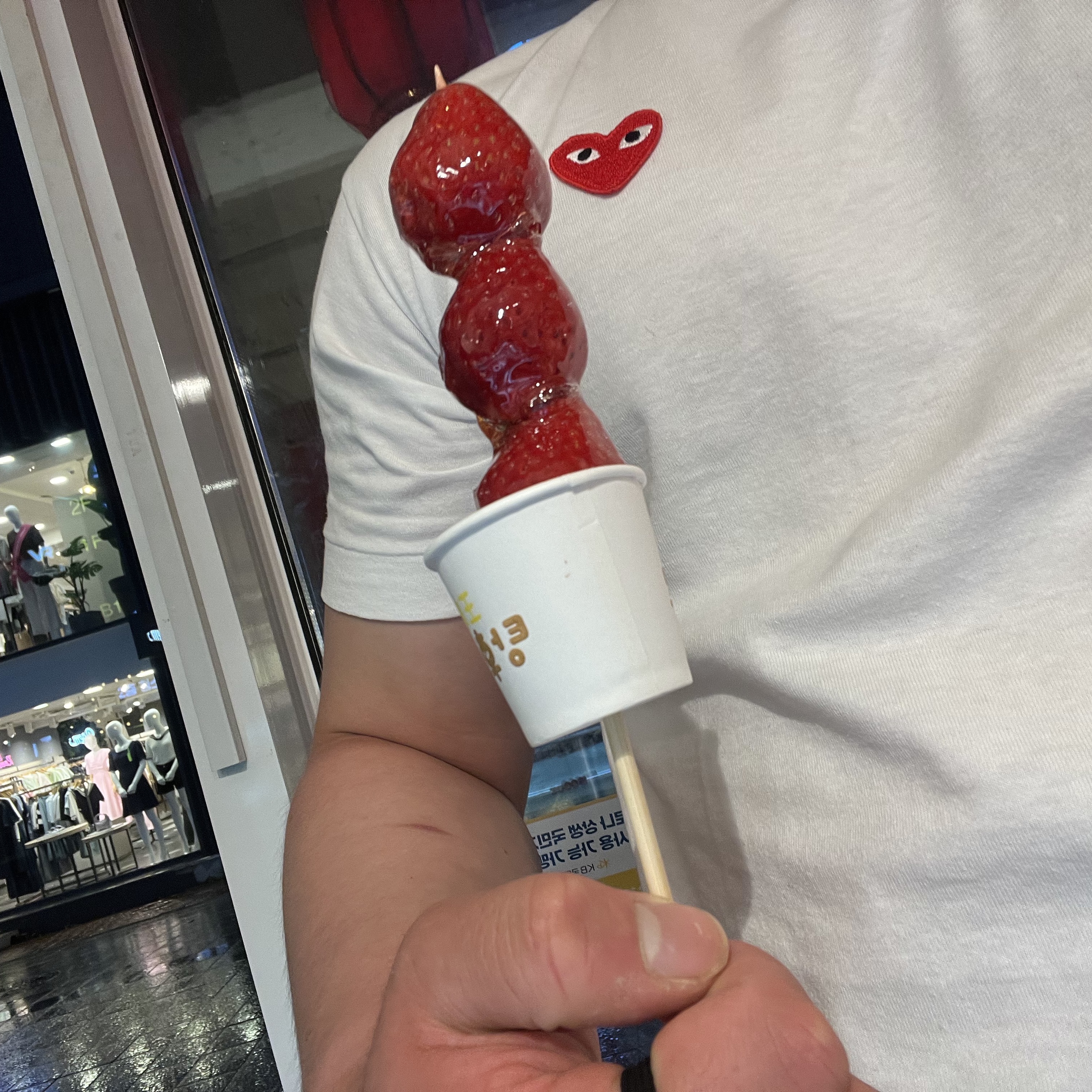 Play Comme des Garcons Red Heart T-Shirt White 착용 스타일 - 1
